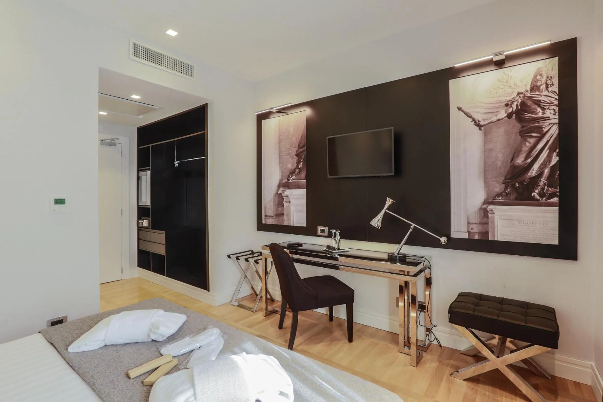 Bedroom in Floris Hotel