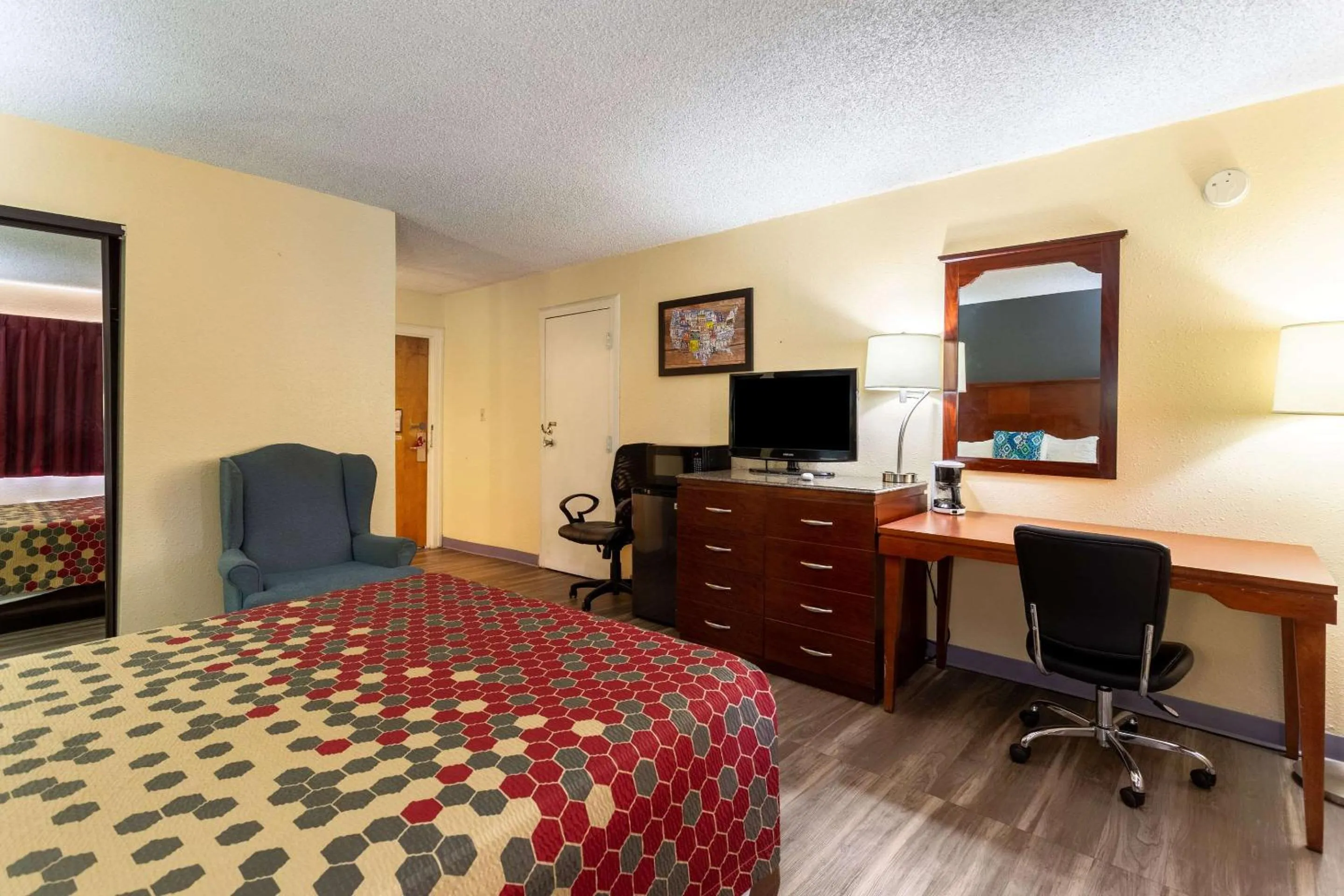 Photo of the whole room, Bed in Econo Lodge Gallup West