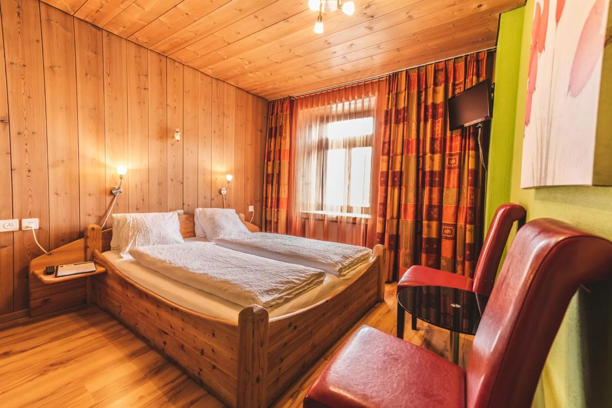 Photo of the whole room in CURUNA Hotel-Garni