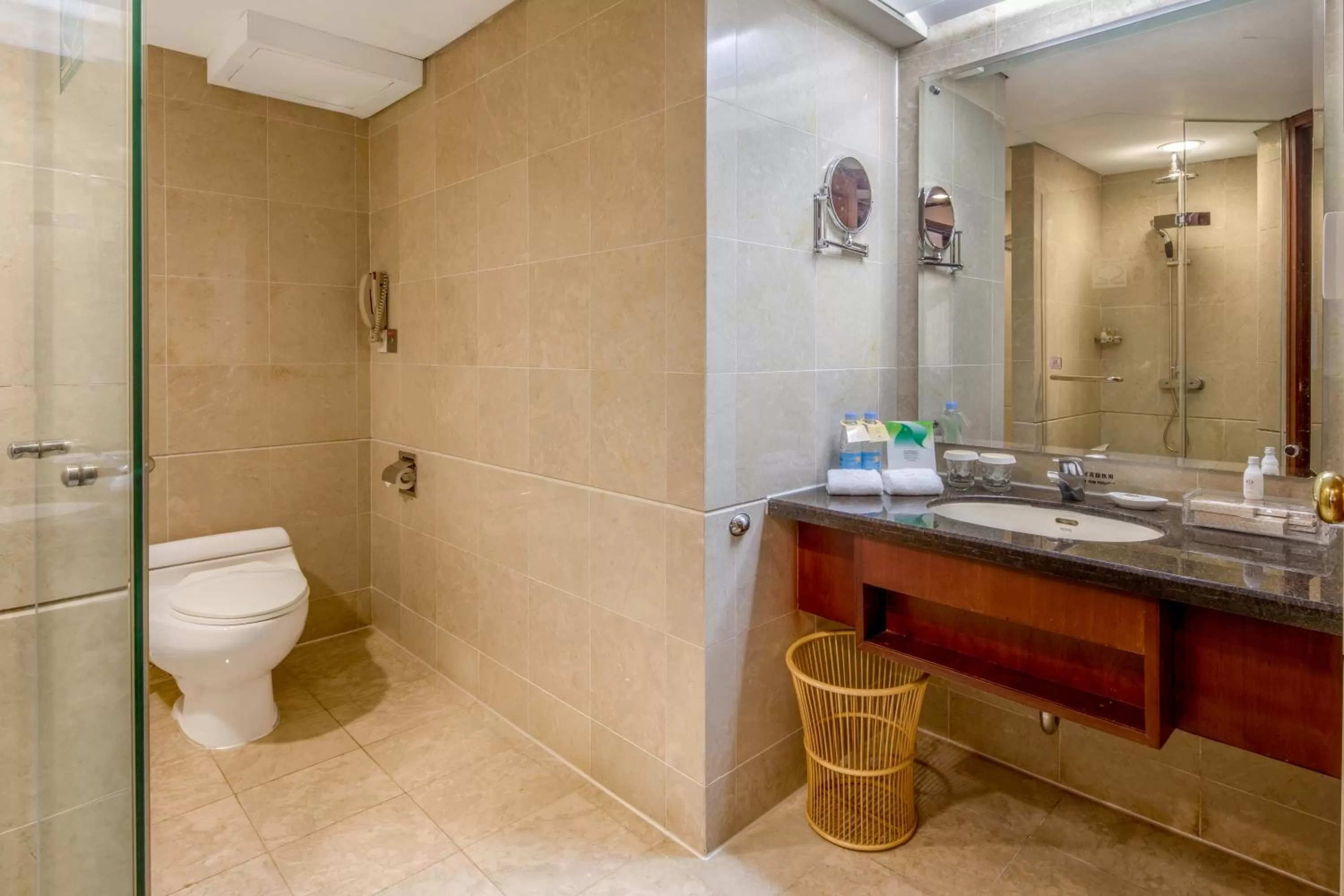 Shower in Asia International Hotel Guangdong