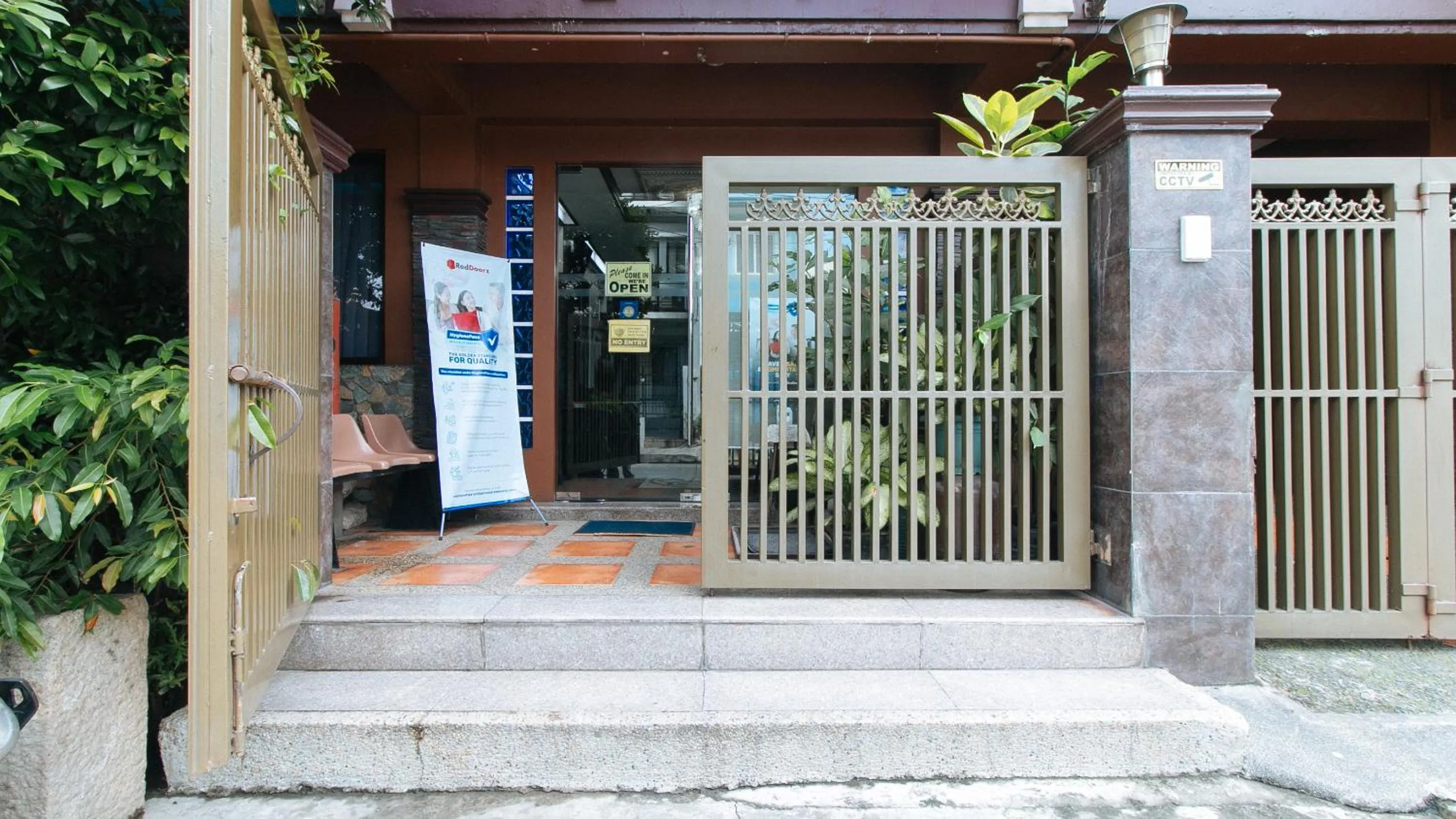 Facade/entrance in L Mansion 2 Palanan Makati City