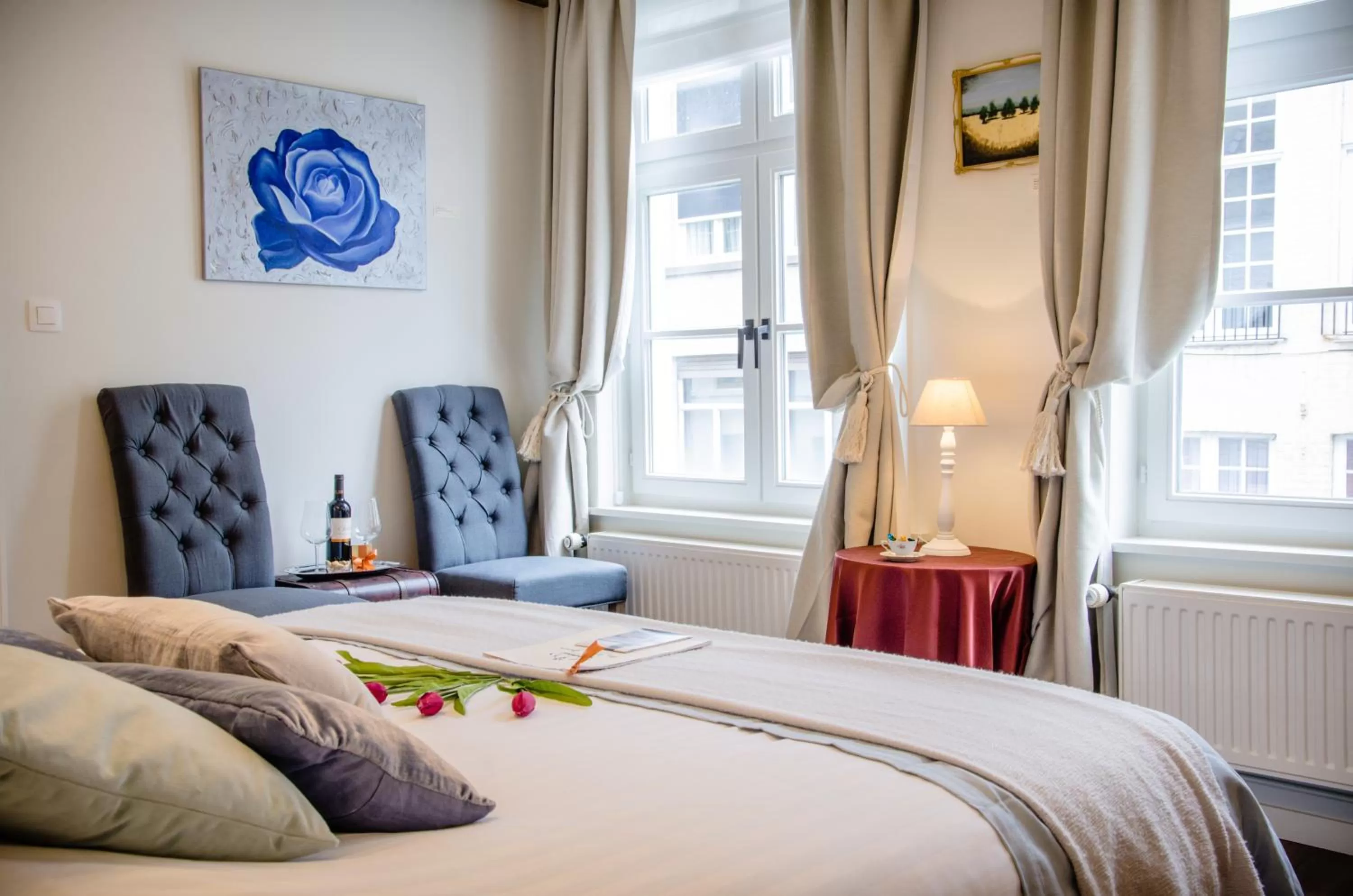 Seating area, Bed in The White Queen B&B