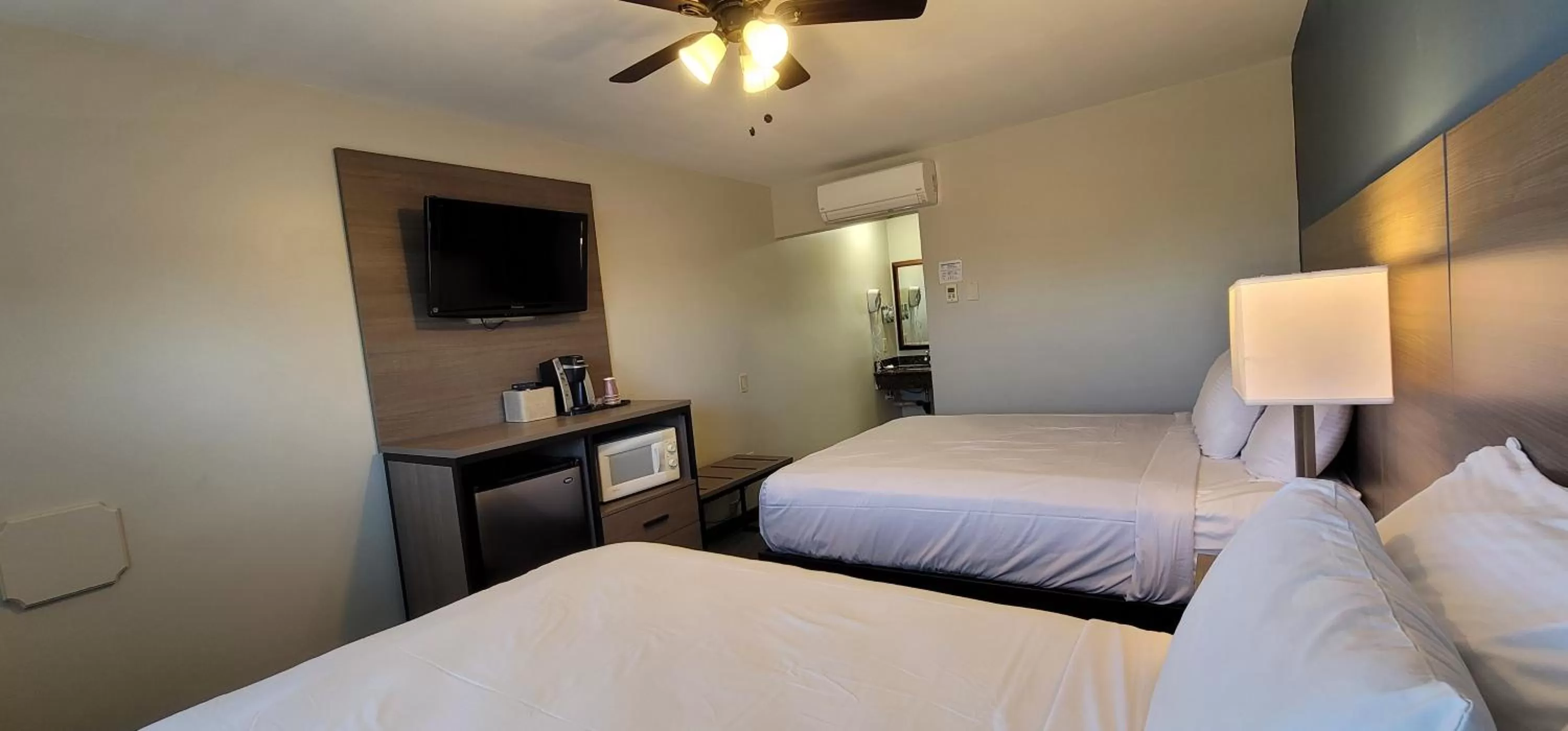 Photo of the whole room, Bed in Beachwalker Inn & Suites