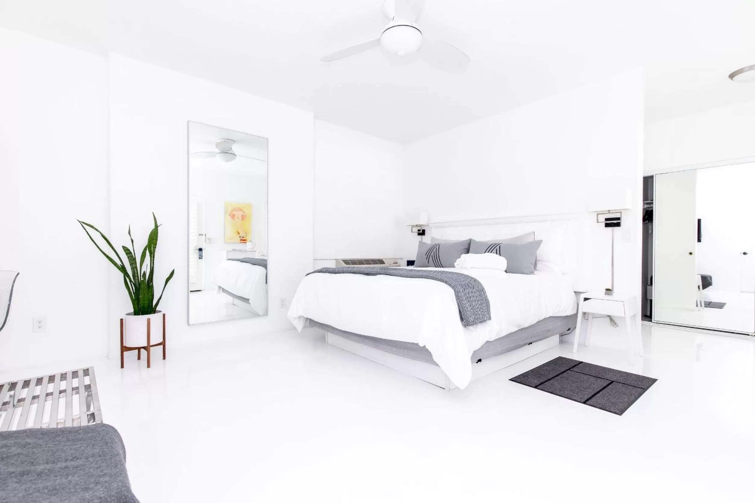 Bed in Alcazar Palm Springs