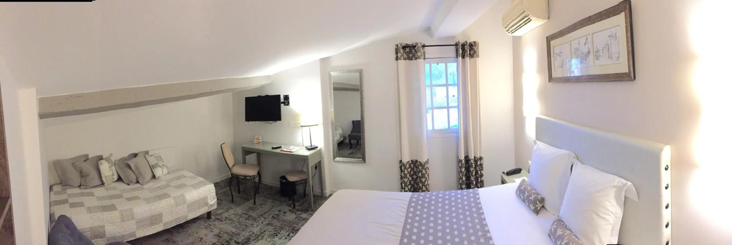 Photo of the whole room, Bed in Hotel Du Pont Vieux