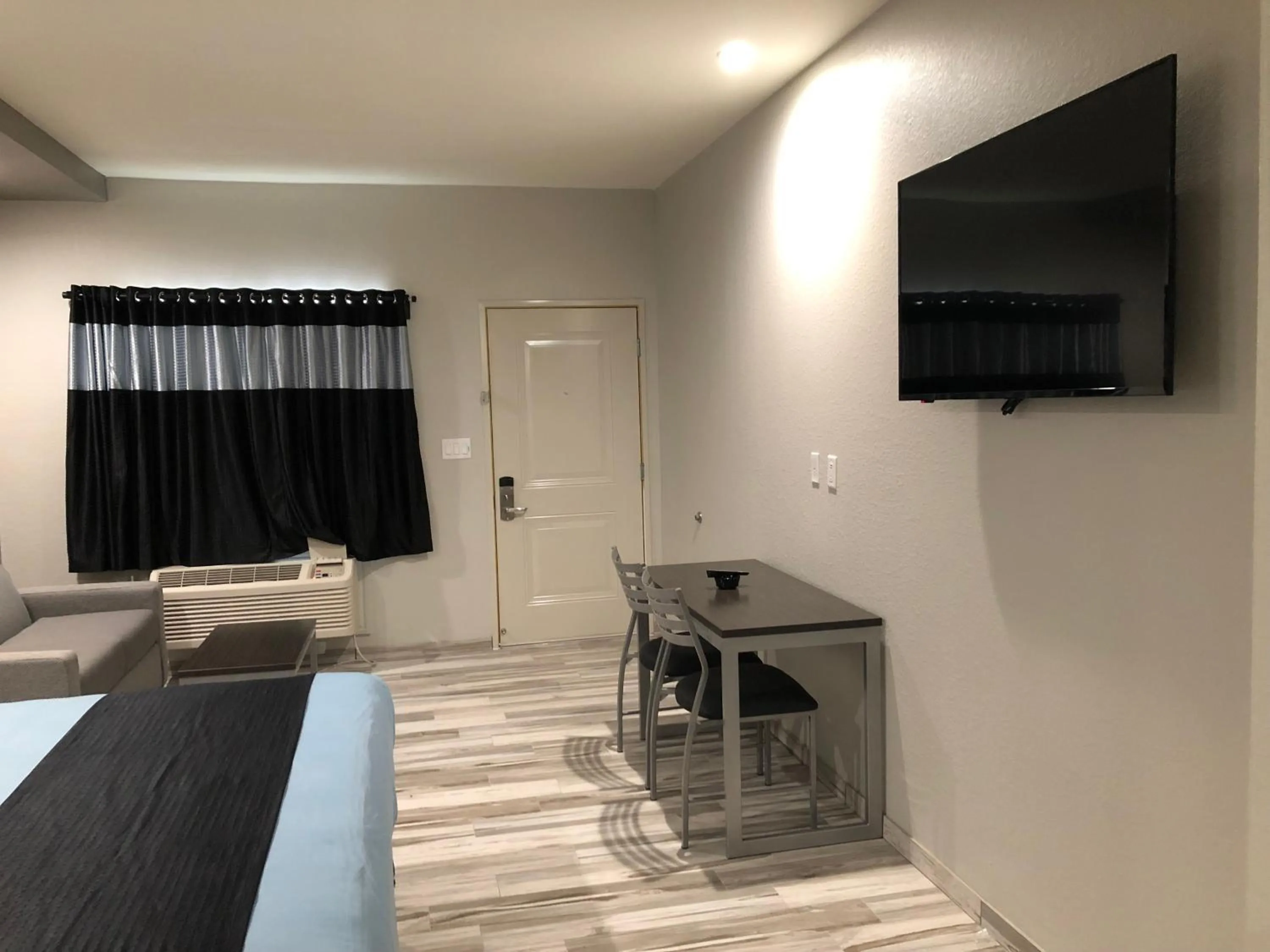 TV and multimedia in Crystal Inn Downtown