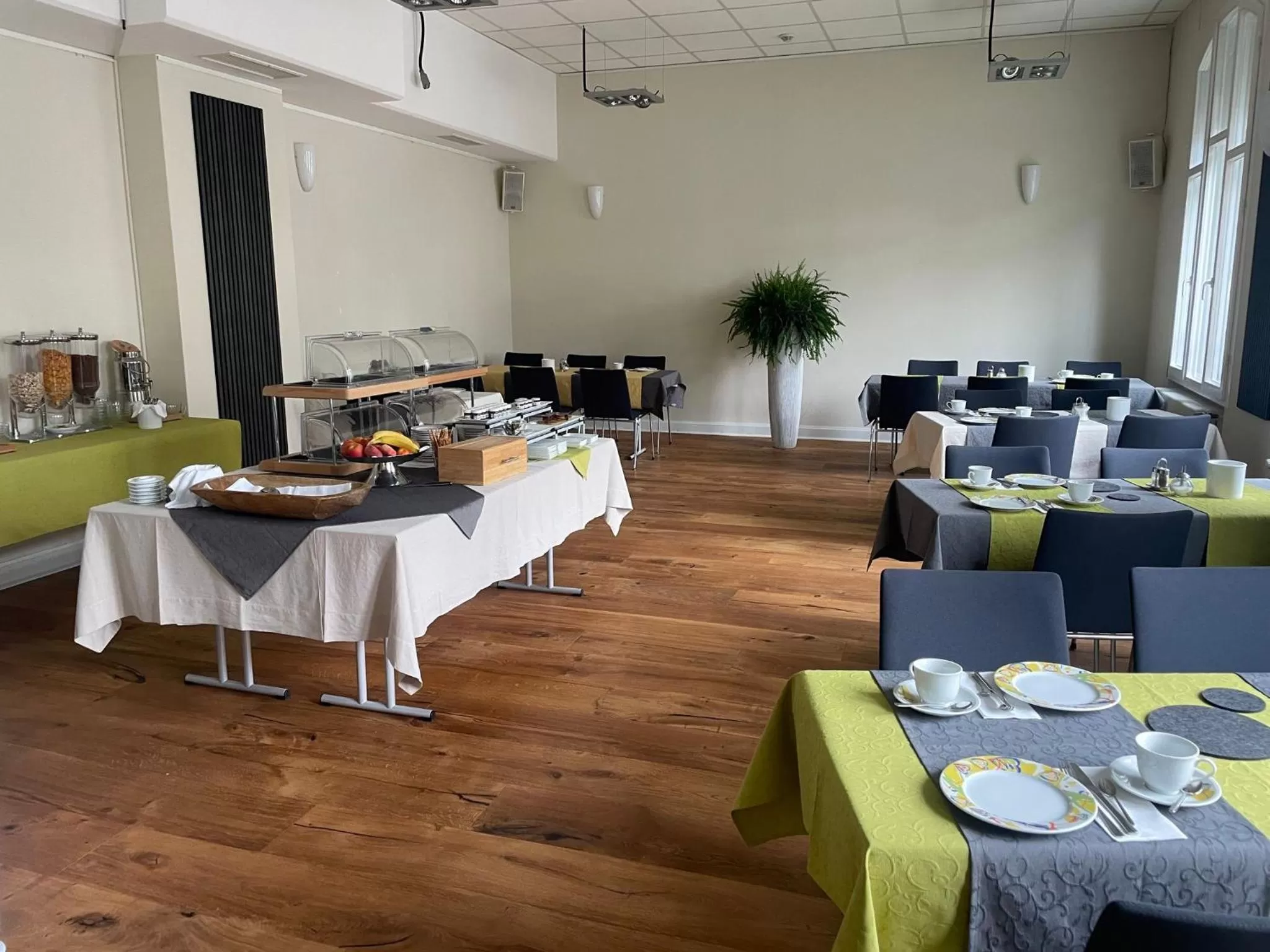 Restaurant/Places to Eat in 2T Hotel artgenossen