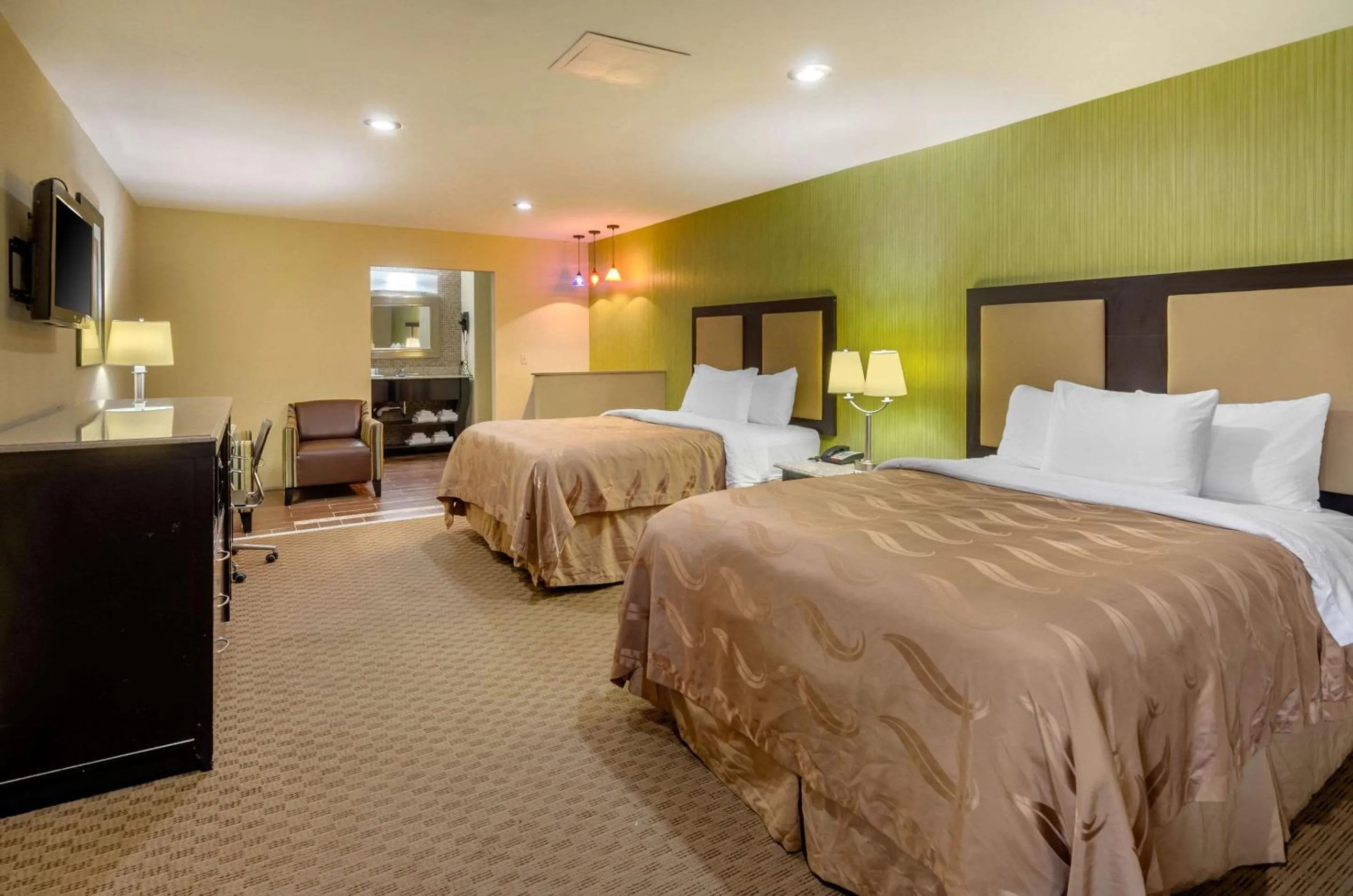 Photo of the whole room, Bed in Quality Inn Covington Downtown