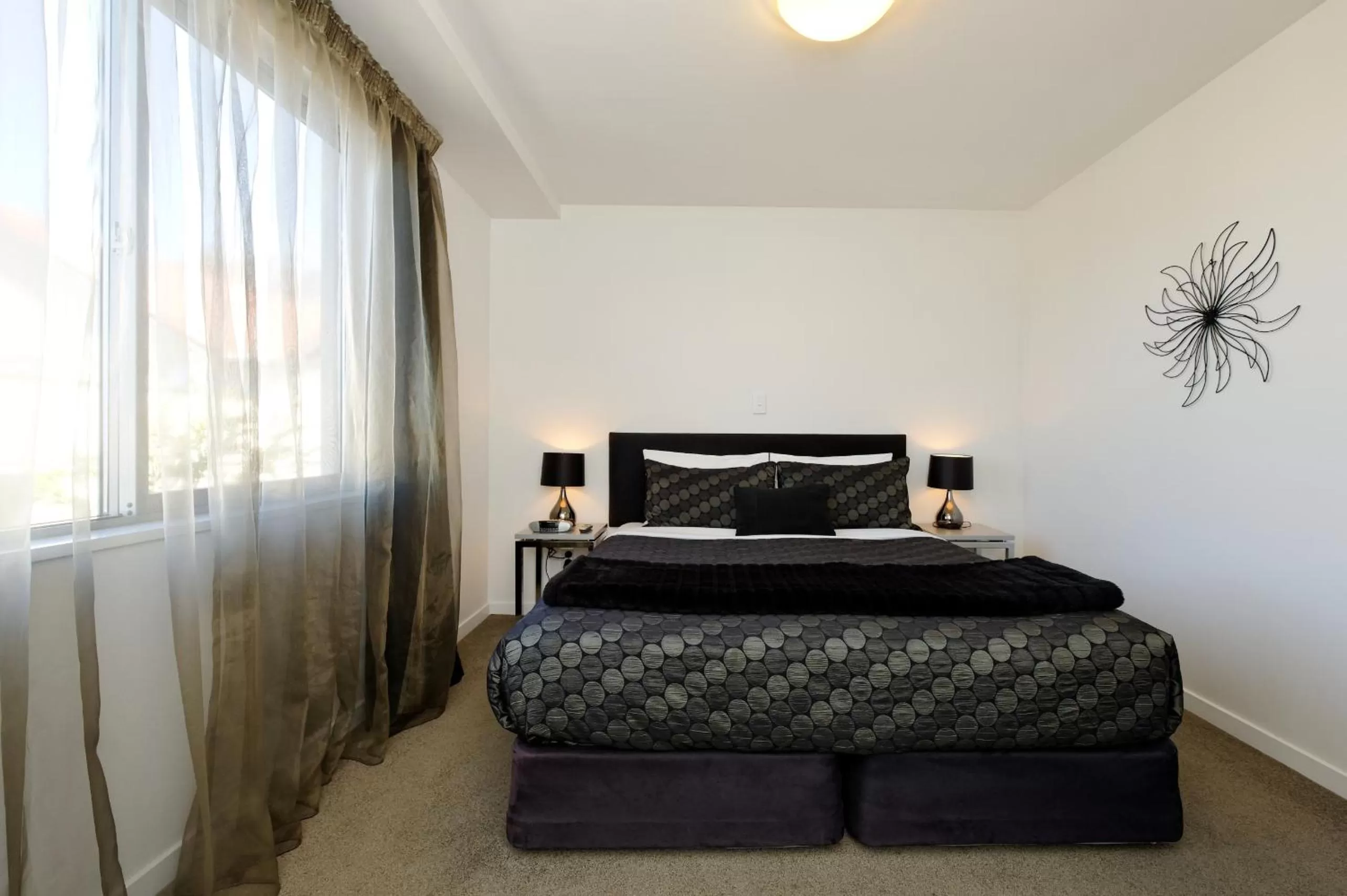 Bed in Bellano Motel Suites