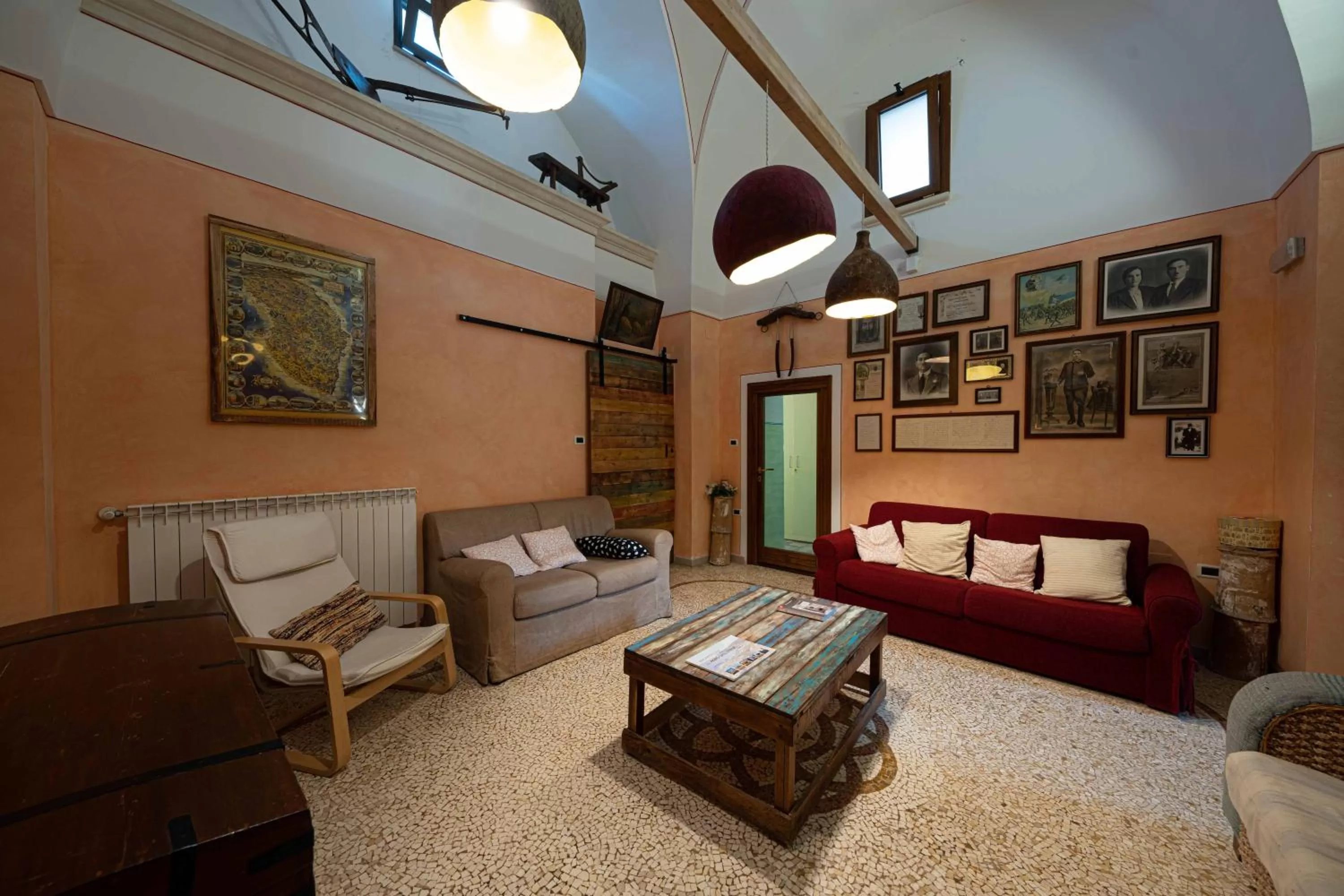 Communal lounge/ TV room in B&B Palazzo la Traja