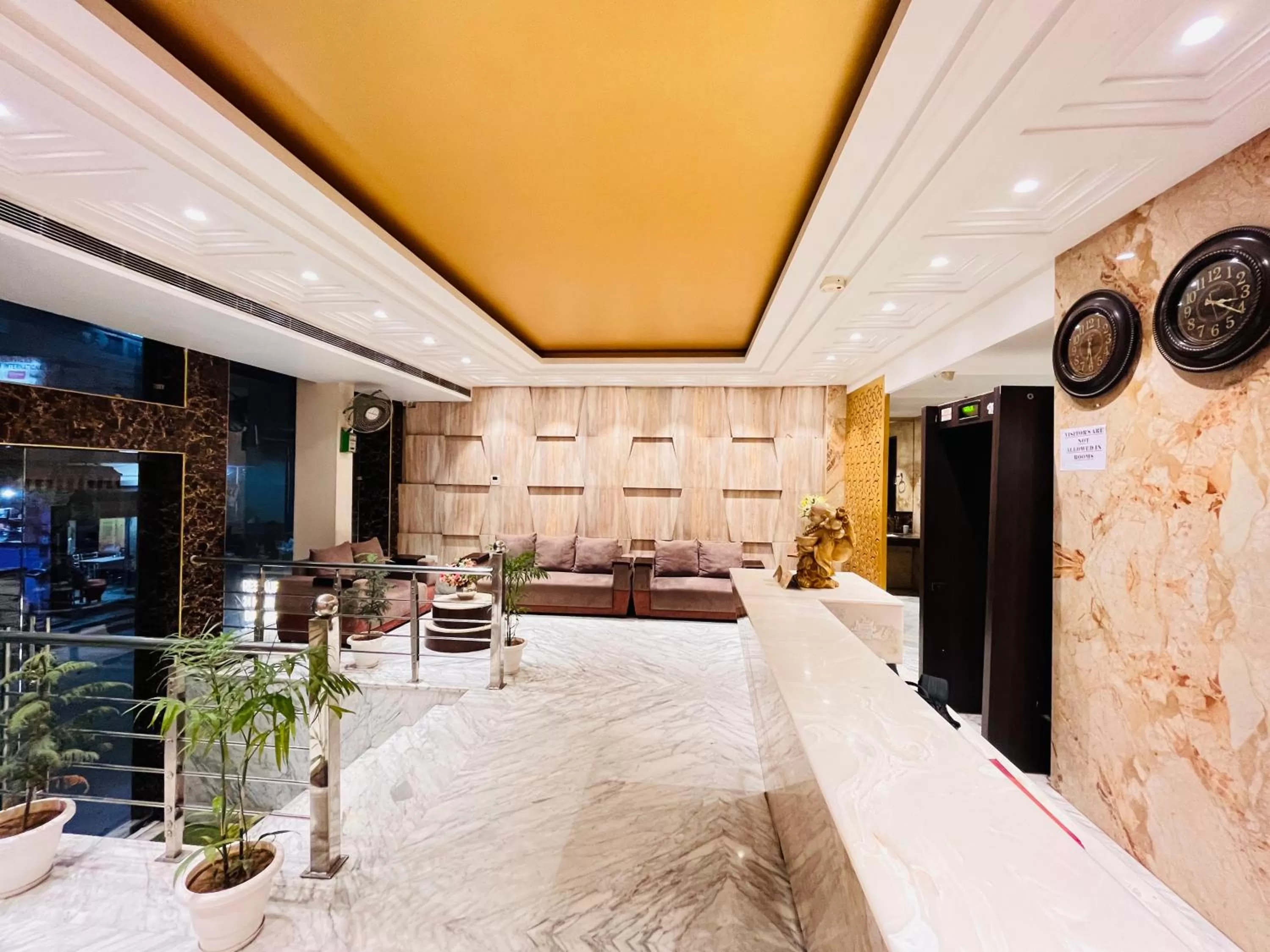 Lobby or reception in Hotel Banz near Delhi Airport