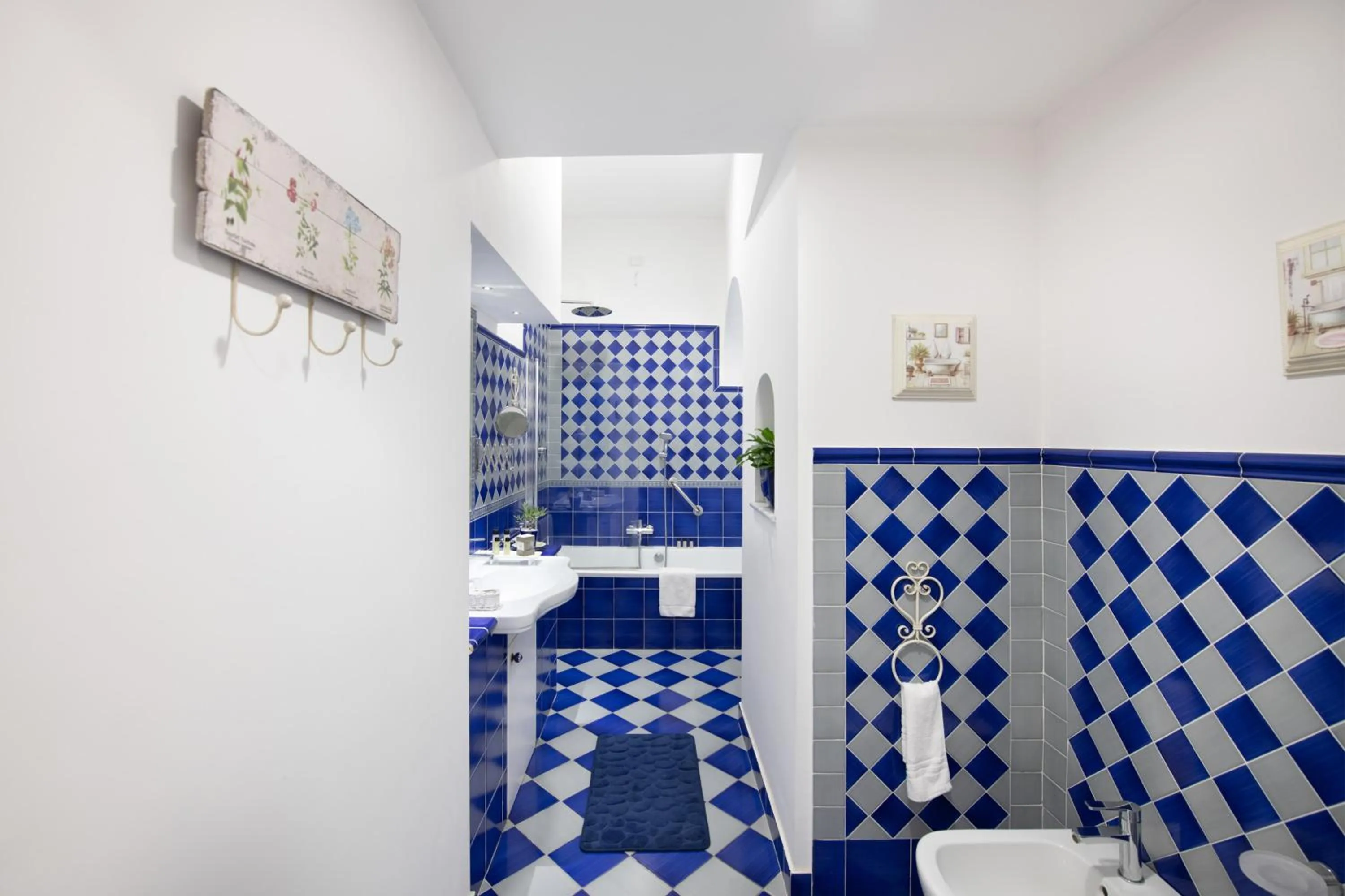 Shower in Grand Hotel Tritone