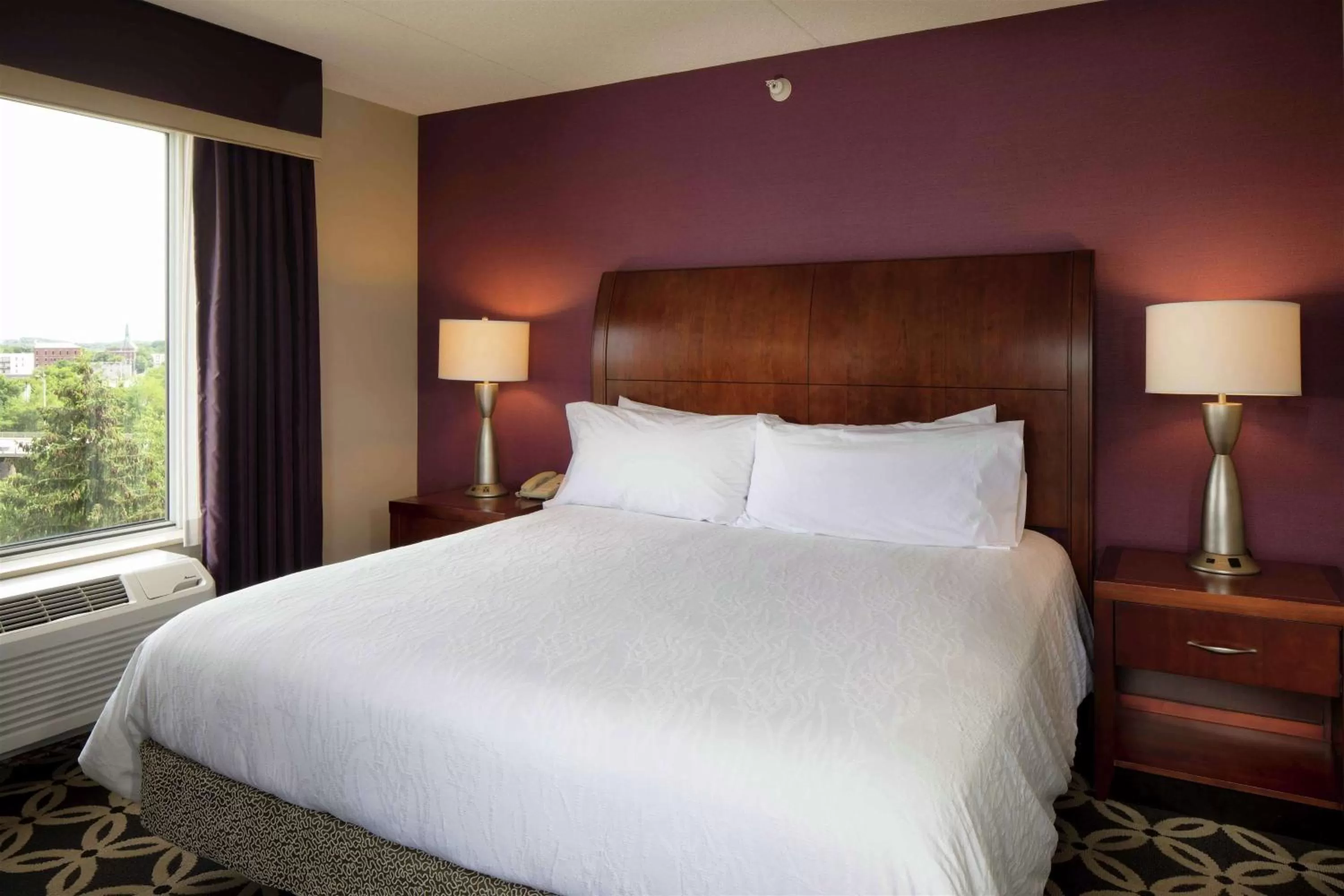 Bed in Hilton Garden Inn Auburn Riverwatch