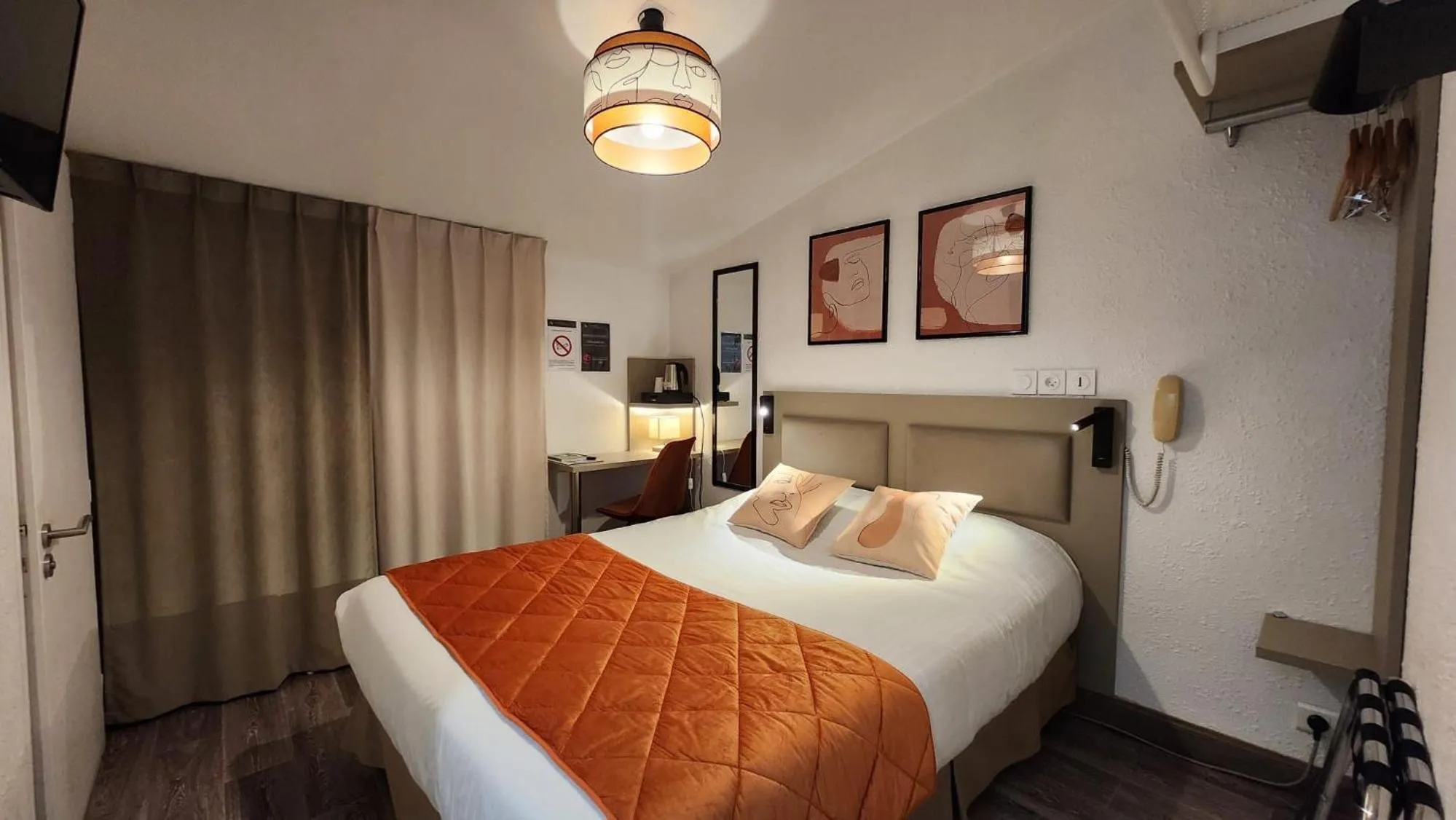 Property building, Bed in Cit'Hotel Le Cheval Blanc, Cognac Centre
