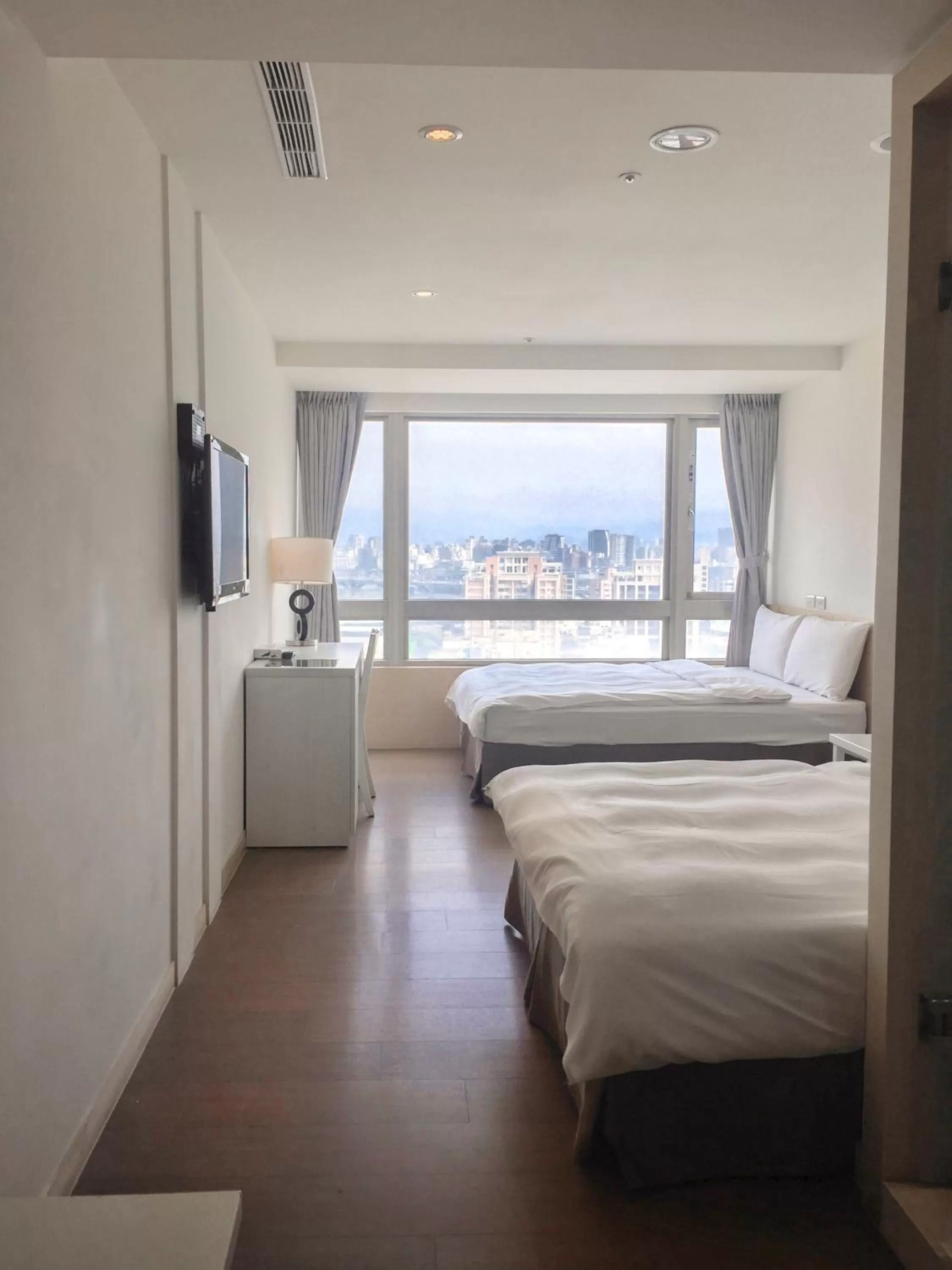 Photo of the whole room, Bed in Wemeet Hotel Taipei