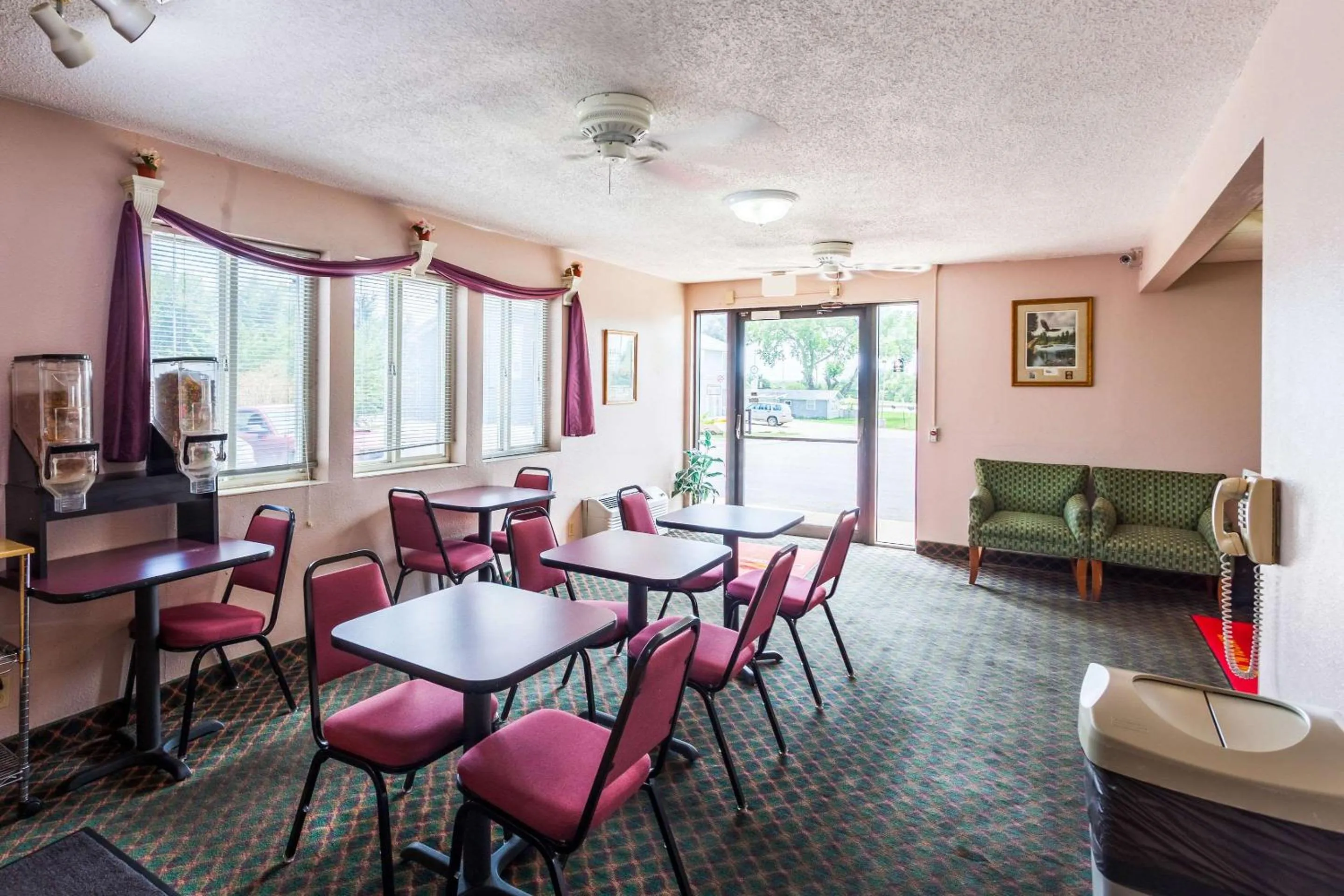 Lobby or reception in Econo Lodge Lincoln