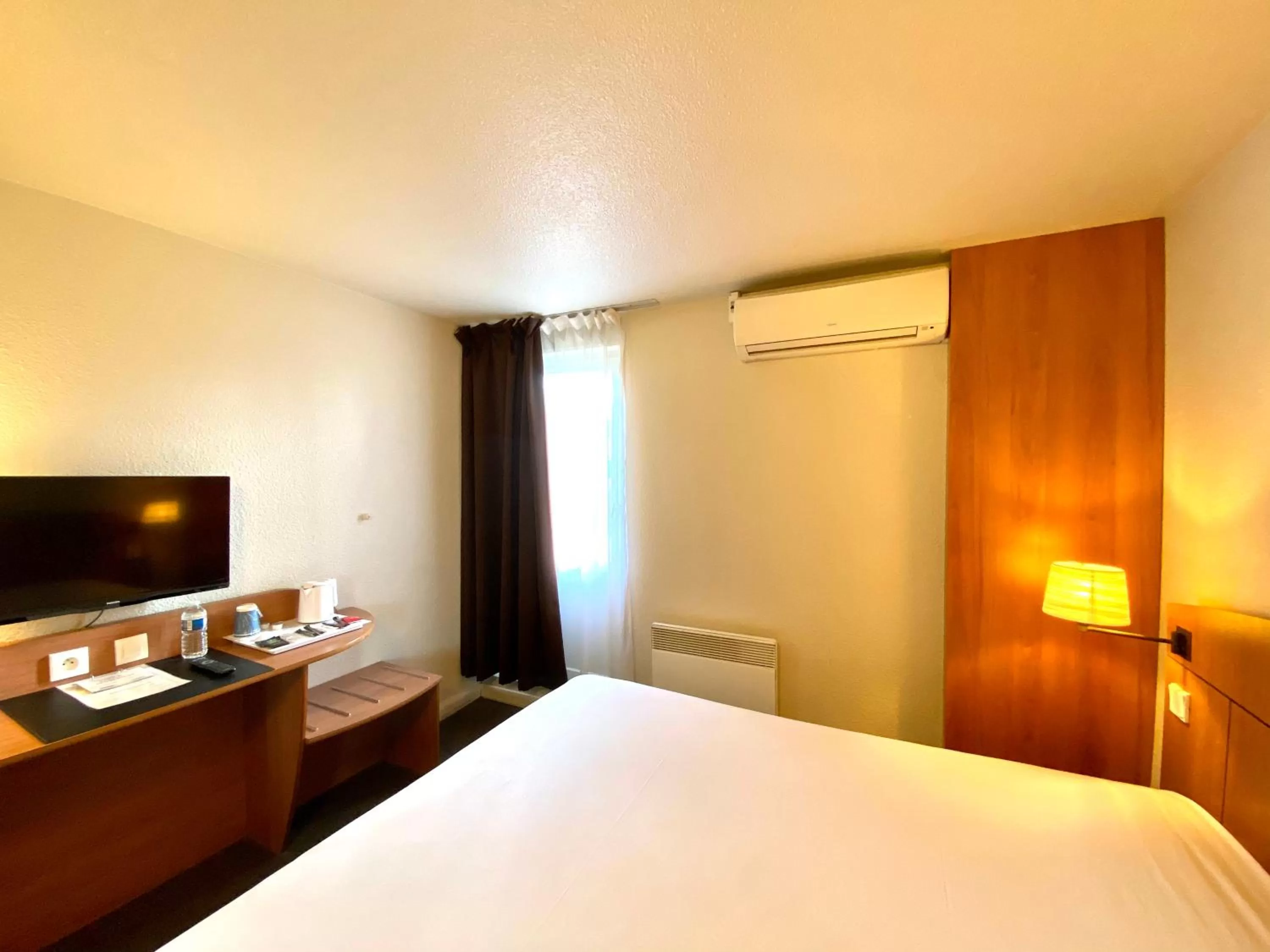 Photo of the whole room, Bed in Kyriad Montargis Amilly