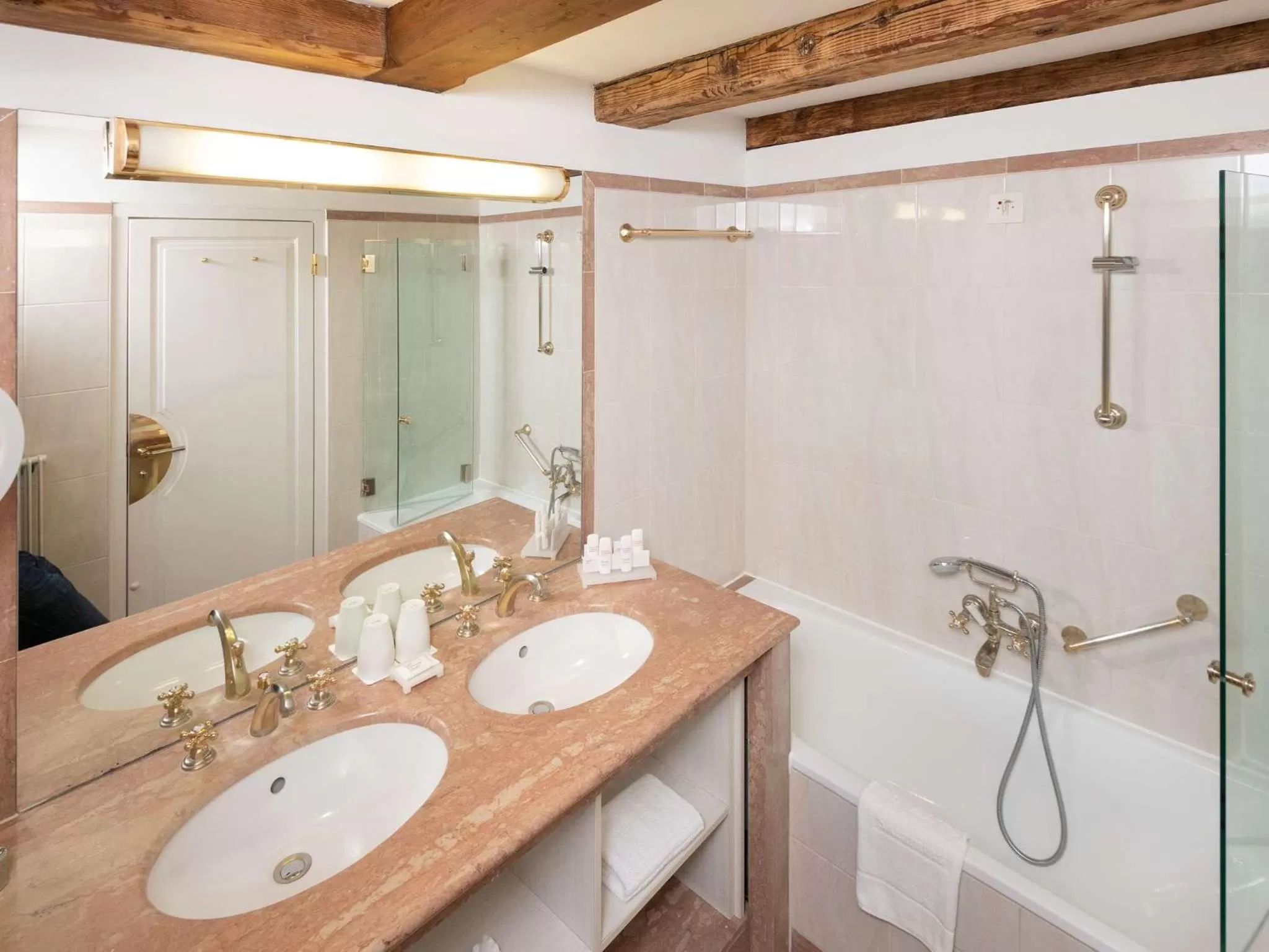 Bathroom in Radisson Blu Hotel Altstadt