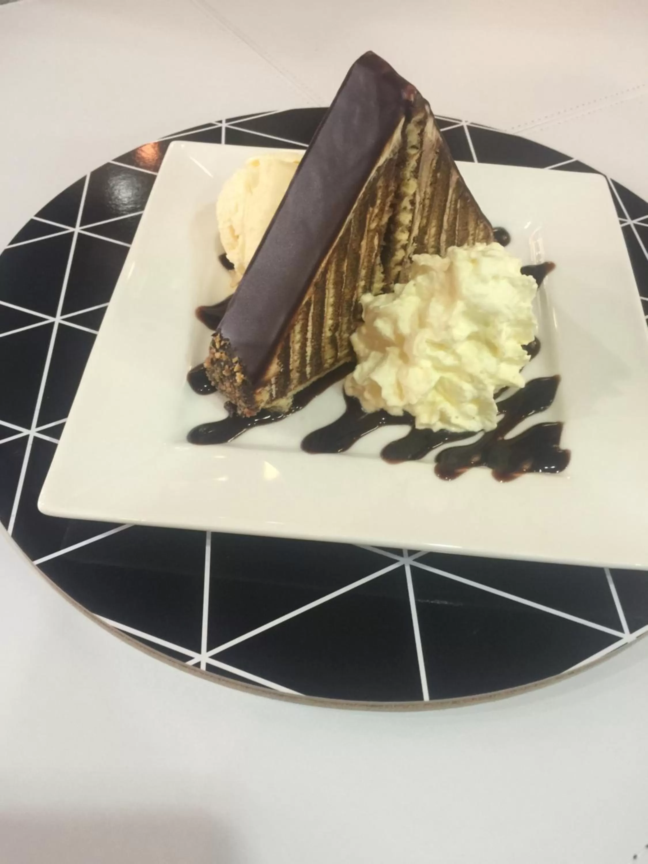 Food and drinks in Royal Albert Hotel