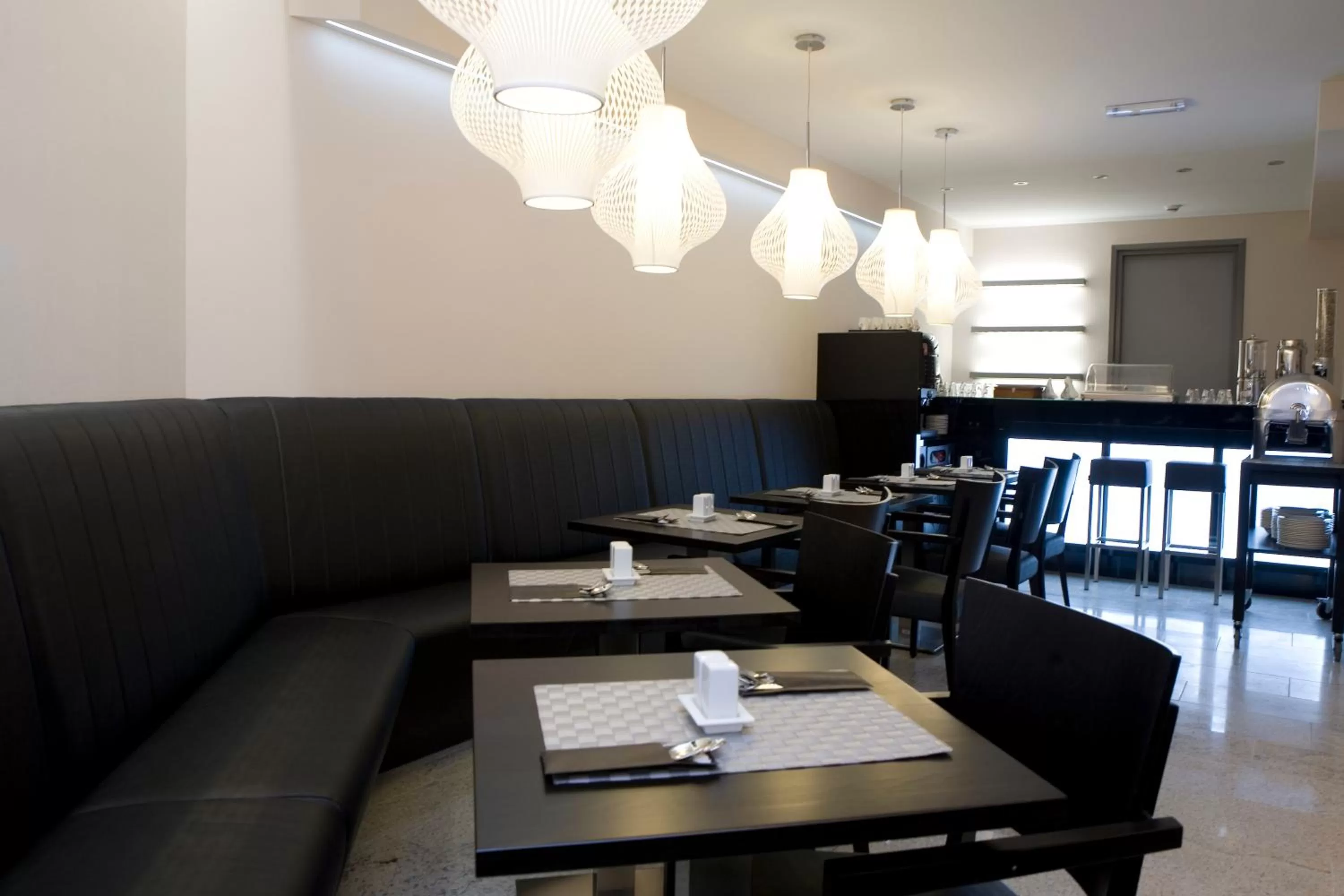 Restaurant/Places to Eat in Hotel Parkview