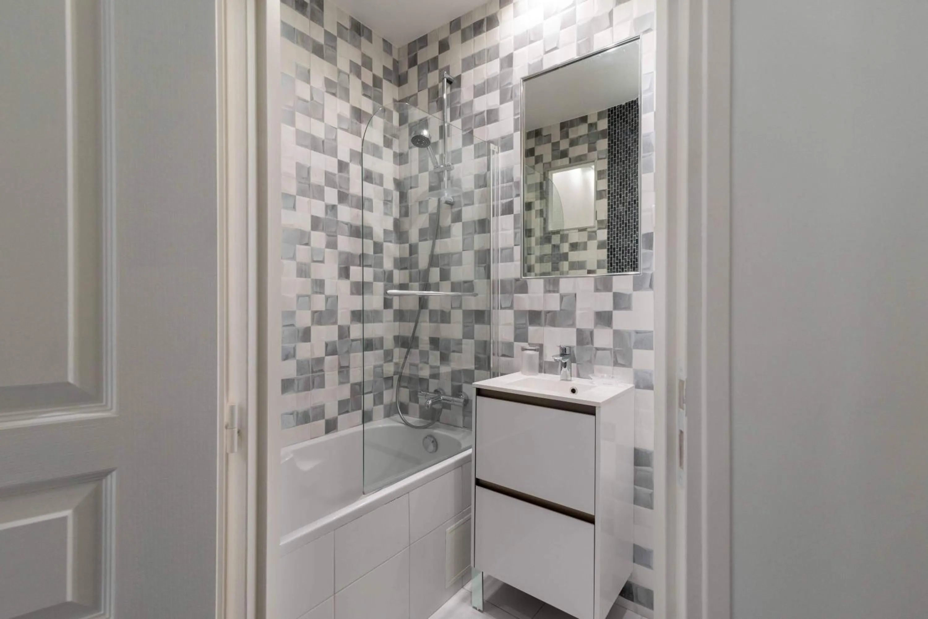 Bathroom in Makom Pereire