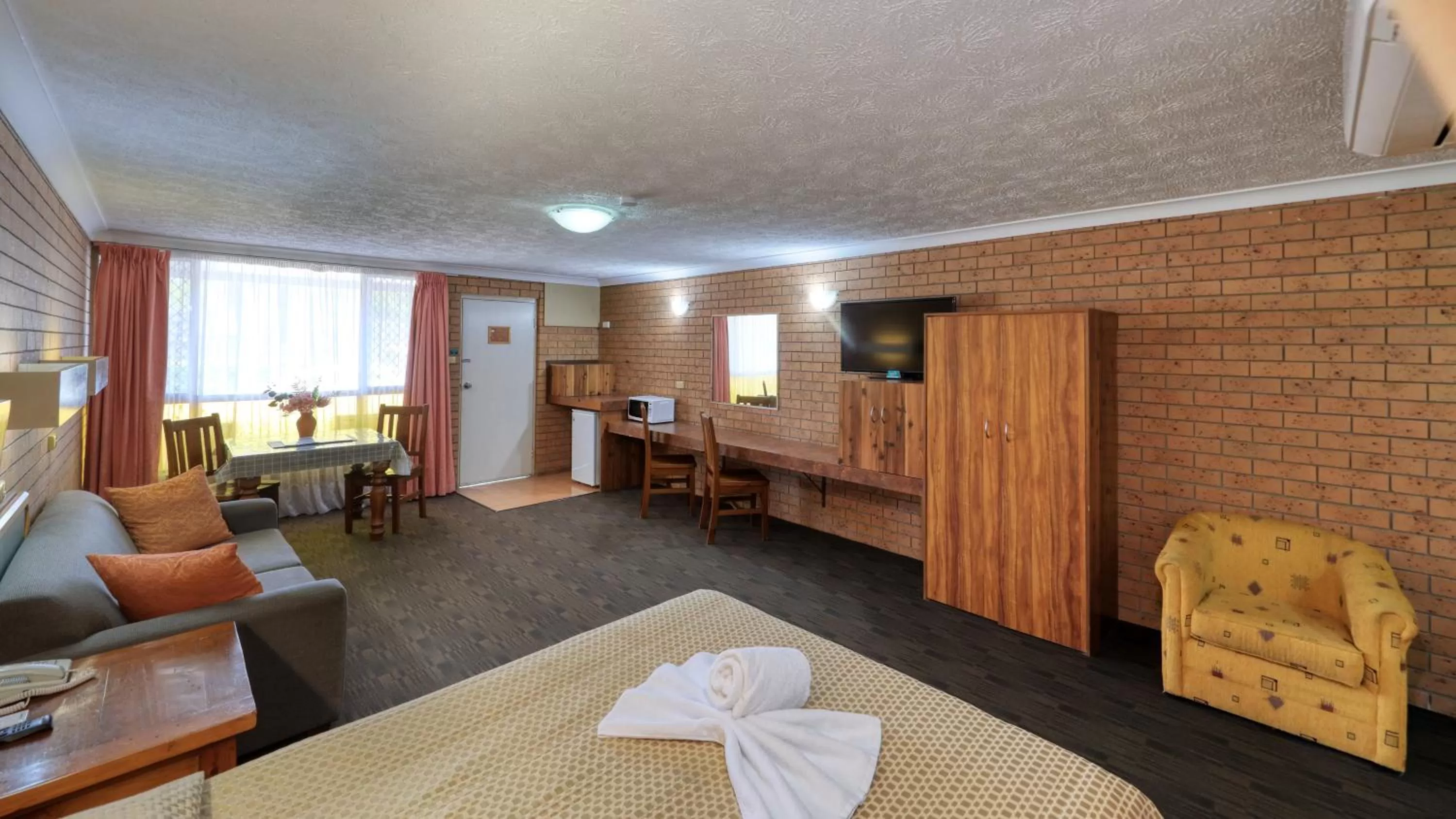 Bedroom in James Street Motor Inn