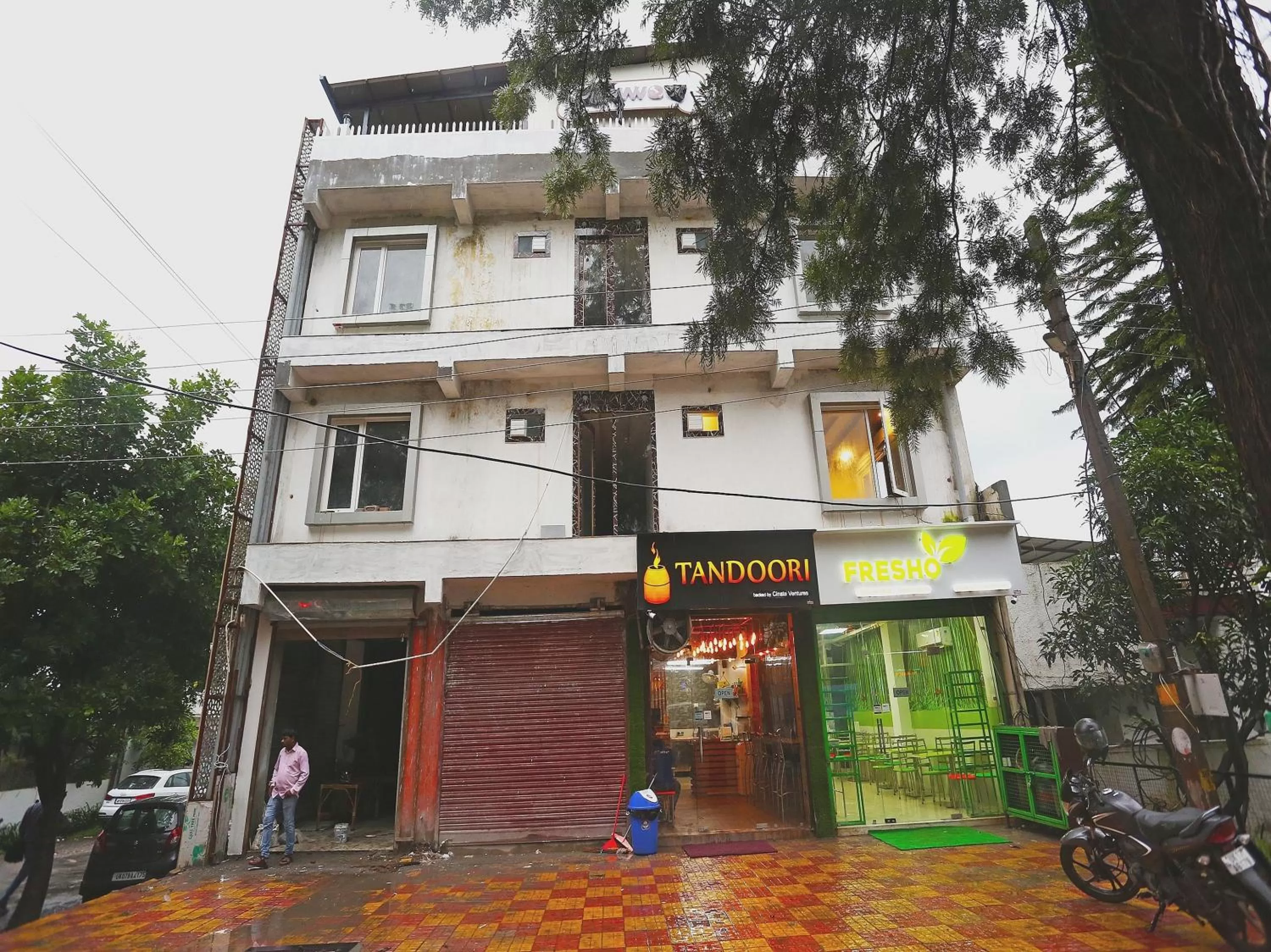 Facade/entrance, Property Building in Super OYO Capital O Hotel Rosewood Inn