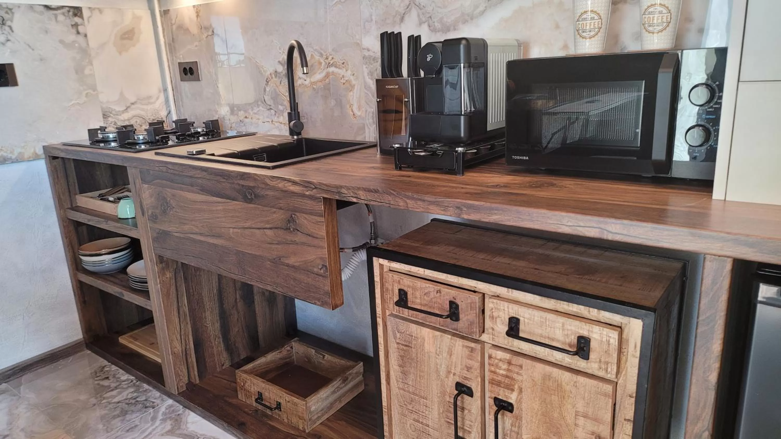 Coffee/tea facilities, Kitchen/Kitchenette in Terrace Suites Iasi