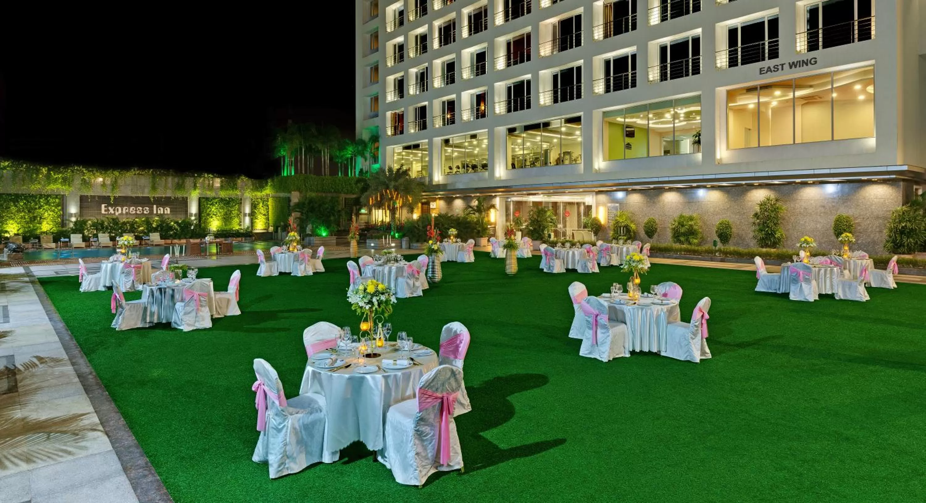 Banquet/Function facilities in Express Inn The Business Luxury Hotel