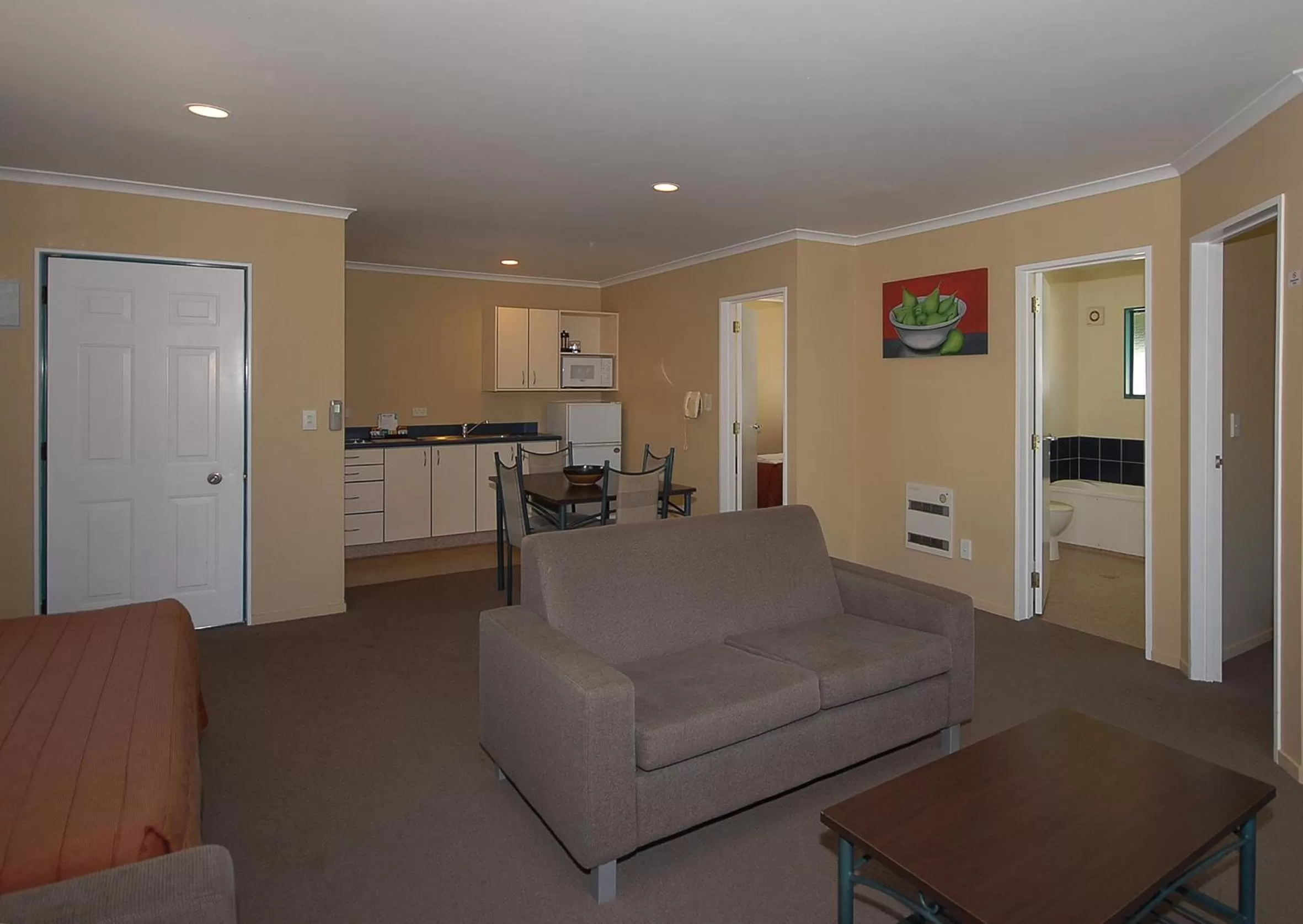 Kitchen or kitchenette, Seating Area in Discovery Motor Lodge