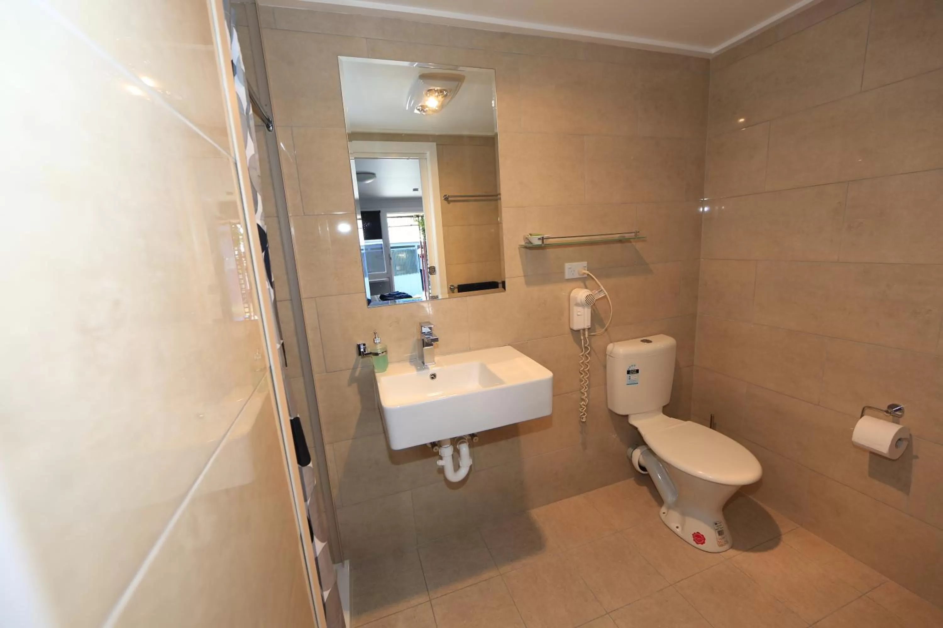 Bathroom in Wattle Grove Motel Maryborough