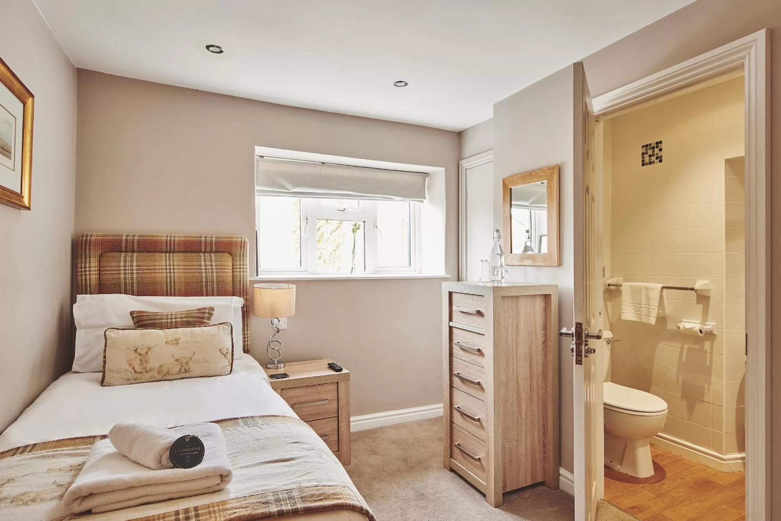 Bathroom, Bed in The Lansdowne Guest House