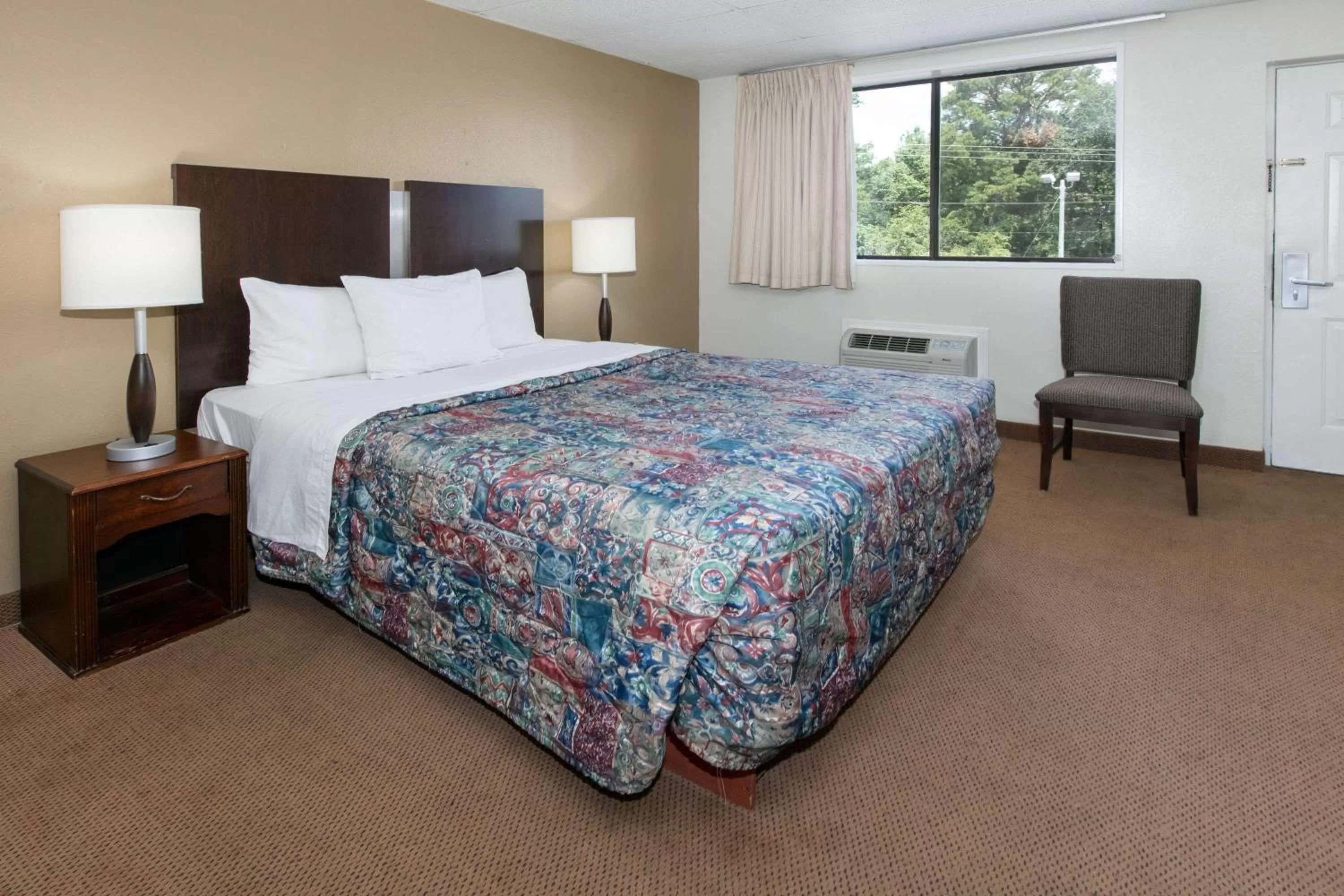 Photo of the whole room, Bed in Knights Inn Longview