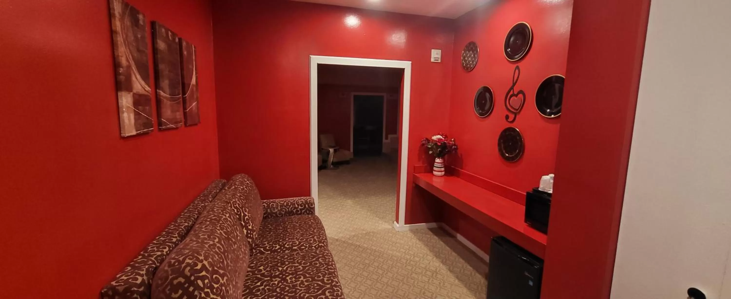 Seating area, Bed in Inn of the Dove Harrisburg-Hershey Romantic Suites