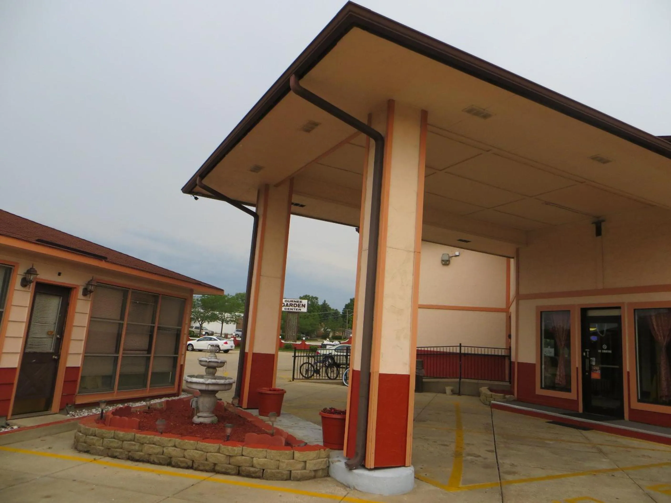 Facade/entrance in Gurnee Motel