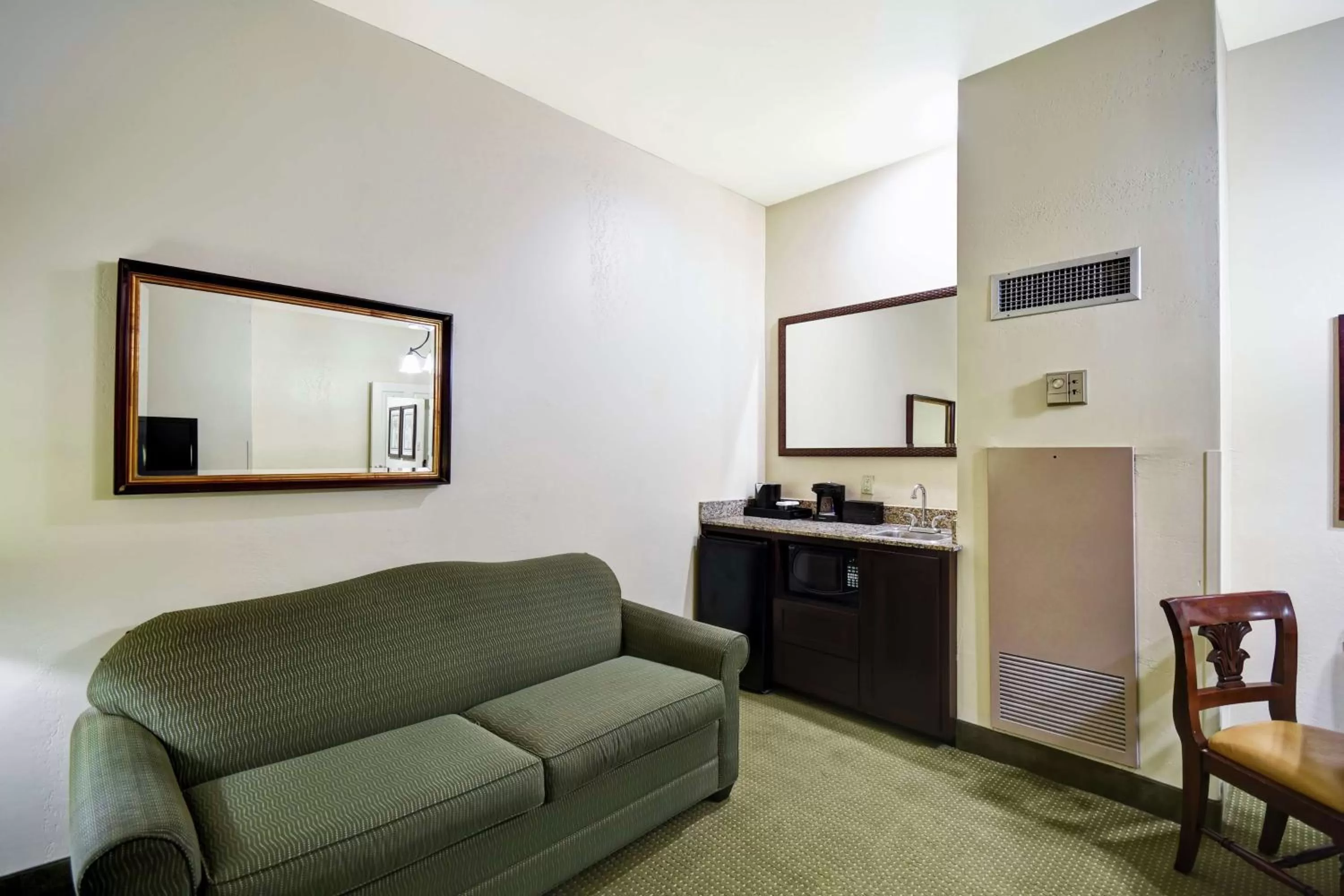 Living room in Embassy Suites Charleston - Historic District