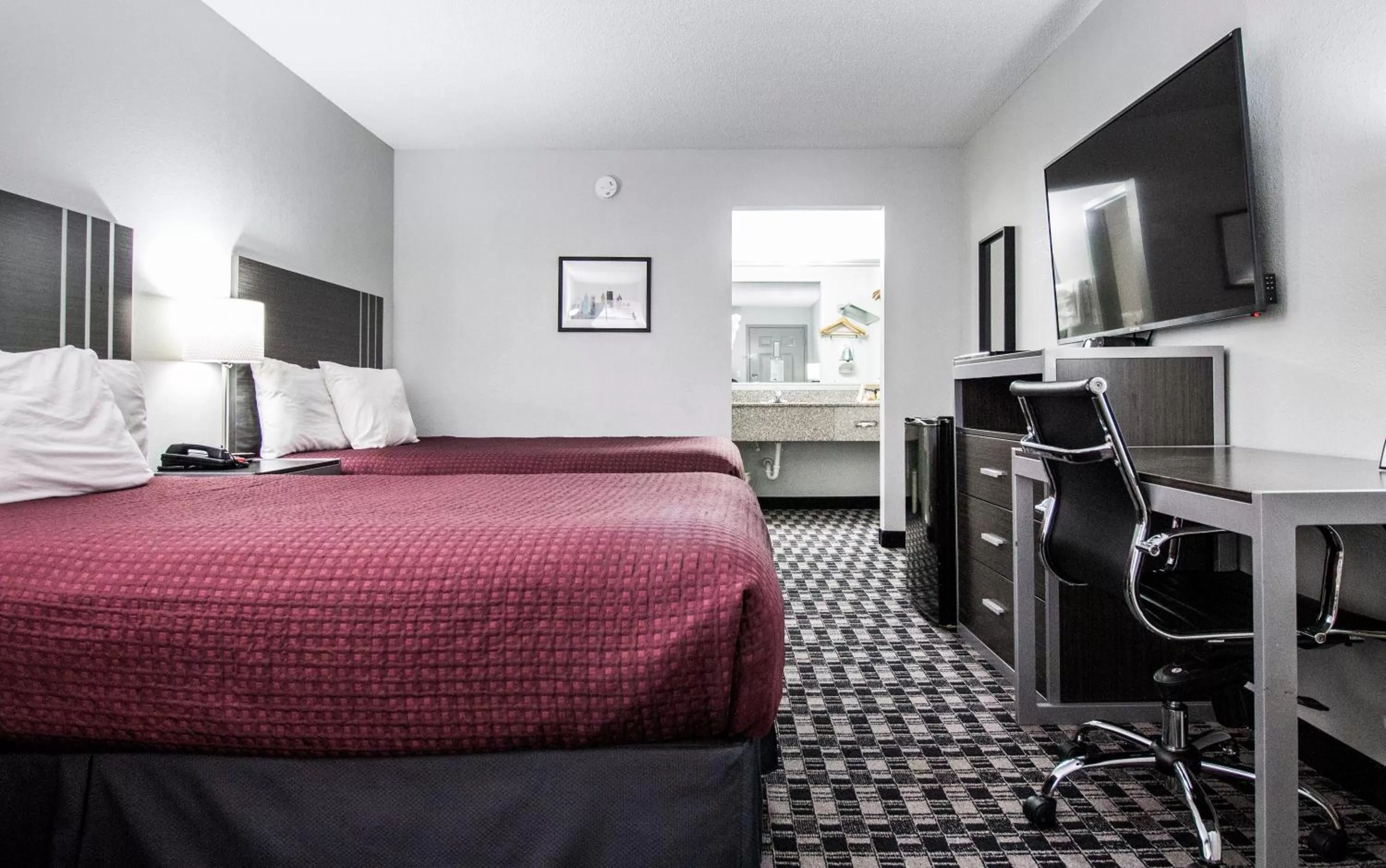 Bedroom, Bed in Brick Lodge Atlanta/Norcross