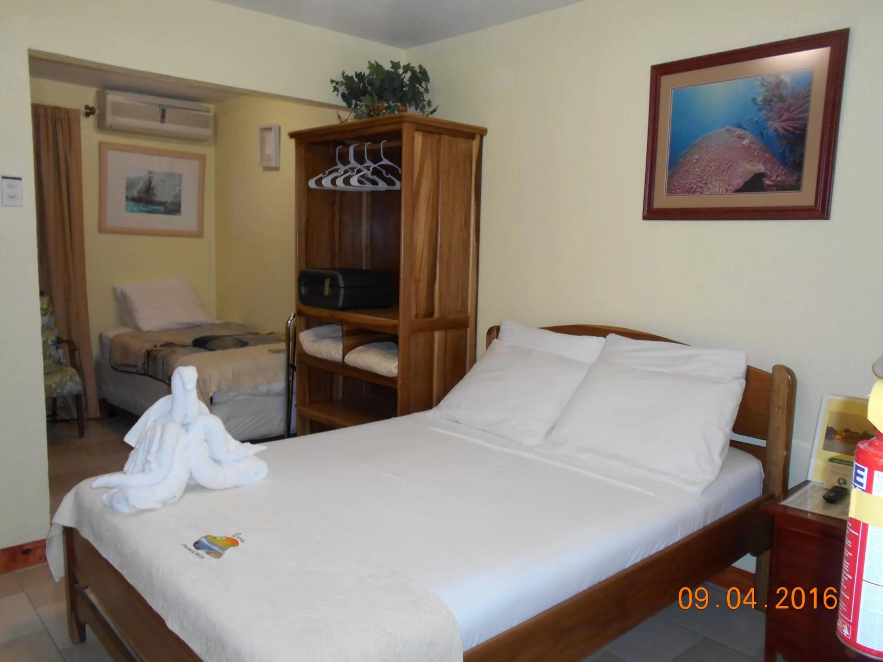 Photo of the whole room, Bed in Alan's Paradise Hotel