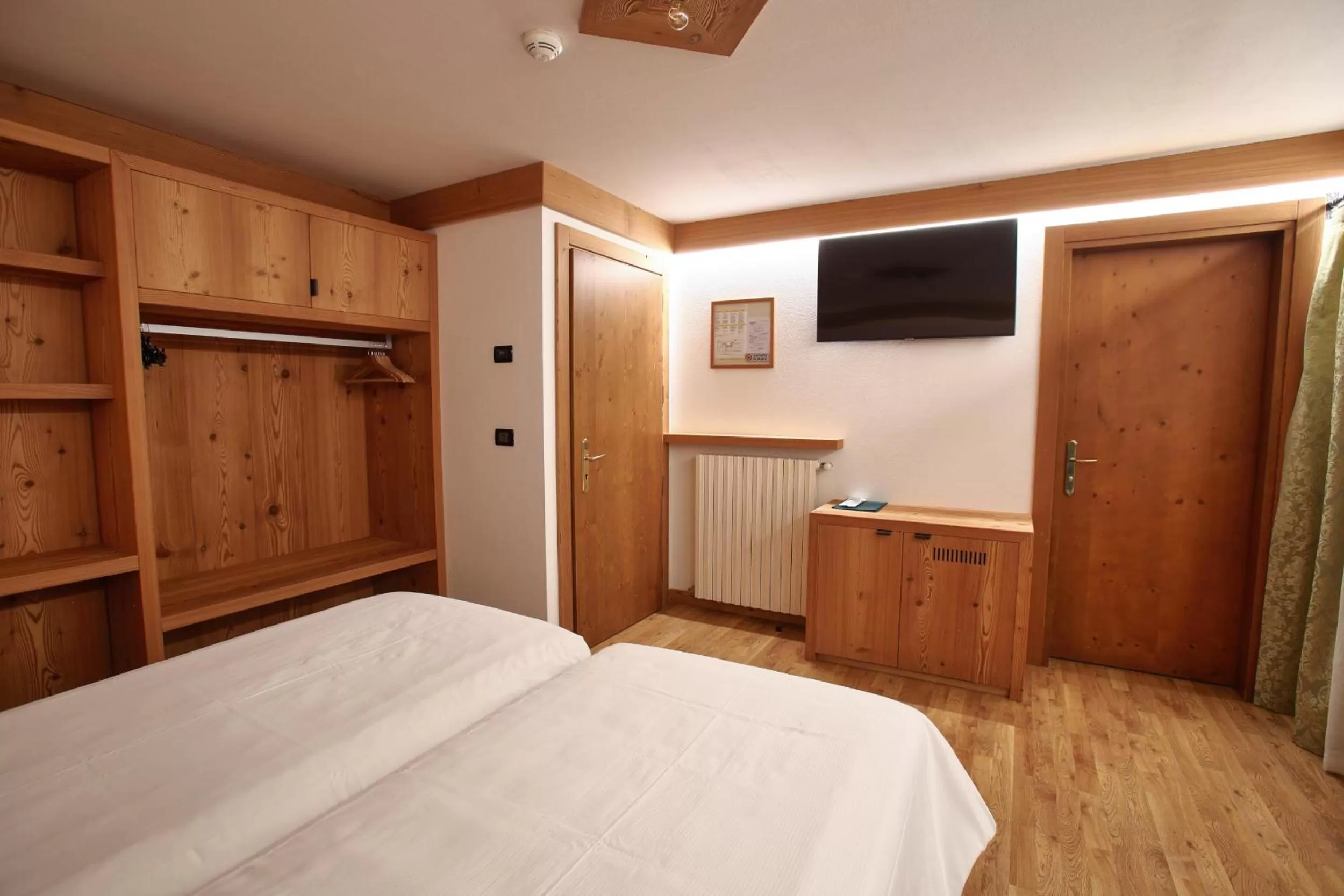 TV and multimedia, Bed in Hotel Des Alpes