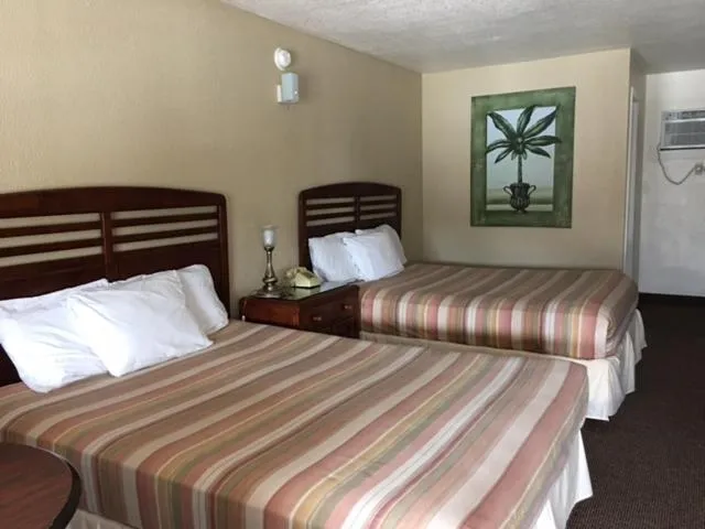 Photo of the whole room, Bed in Dinner Bell Motel