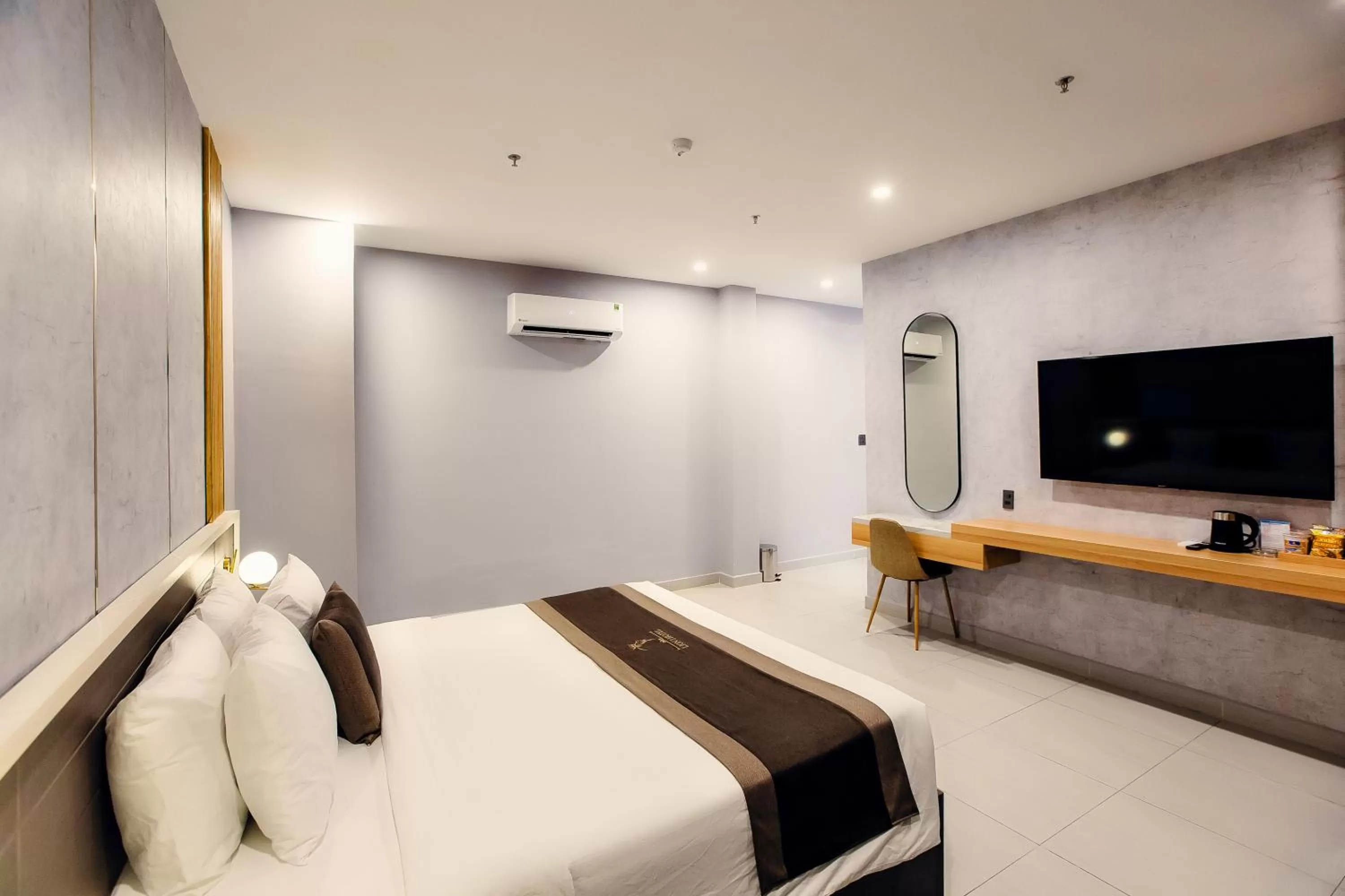 Communal lounge/ TV room, TV/Entertainment Center in LION 3 HOTEL