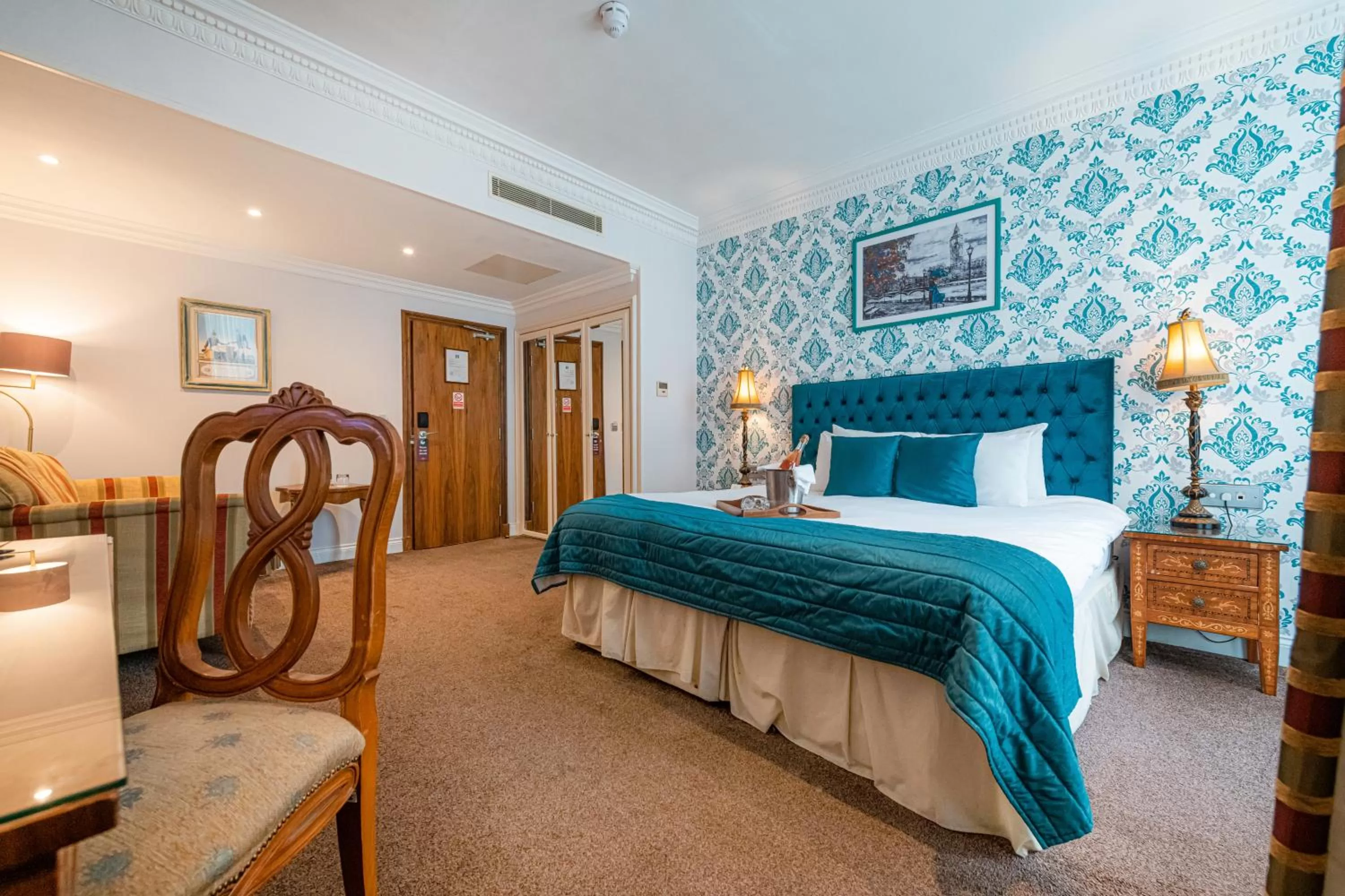 Photo of the whole room, Bed in Ashburn Hotel