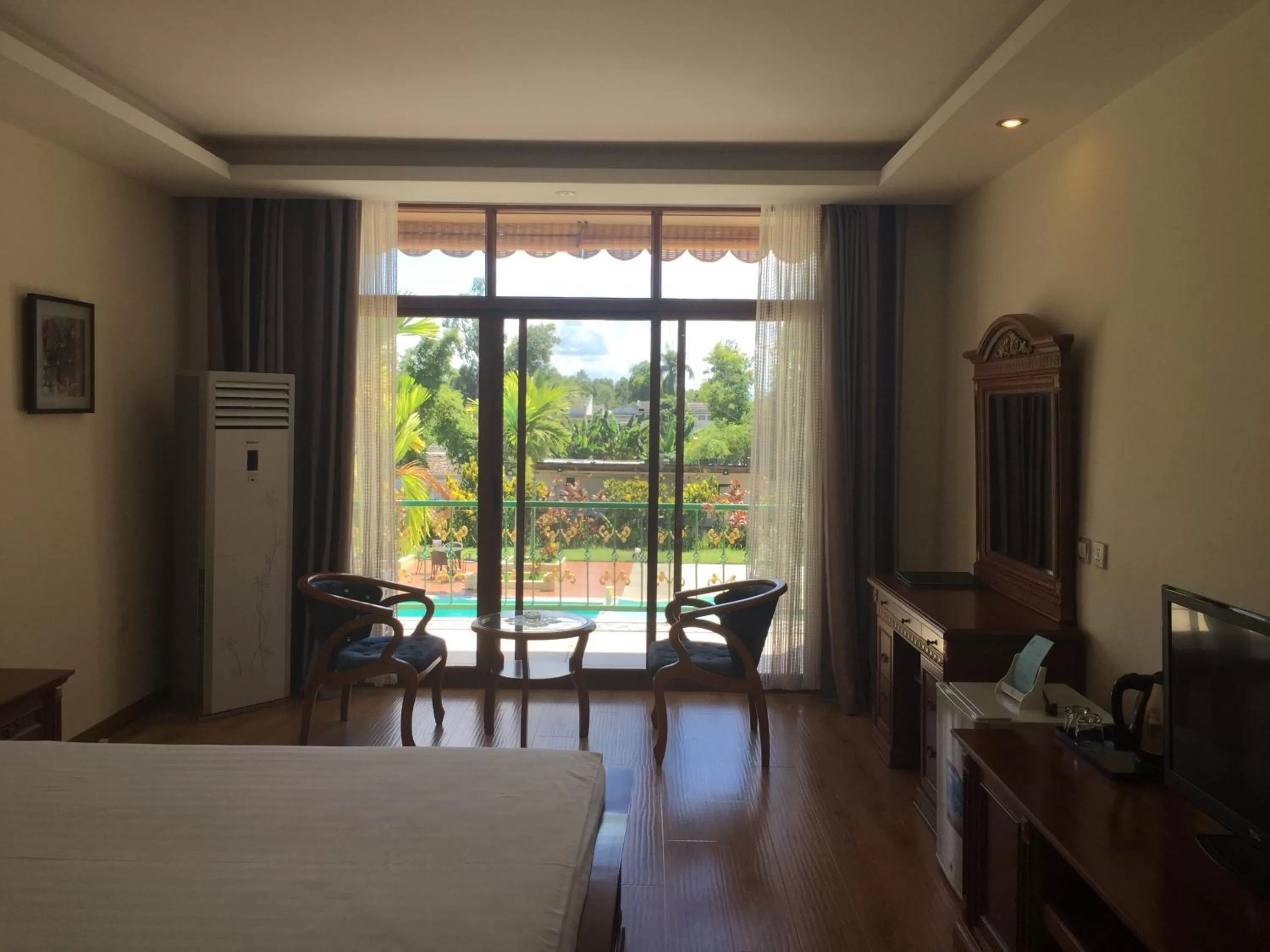 Garden view, Bed in Victoria Beach Hotel