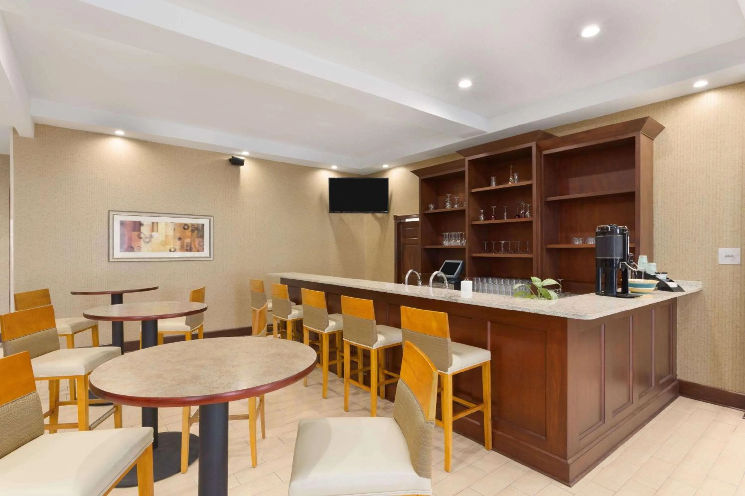 Restaurant/places to eat in Wyndham Garden Grand Rapids Airport