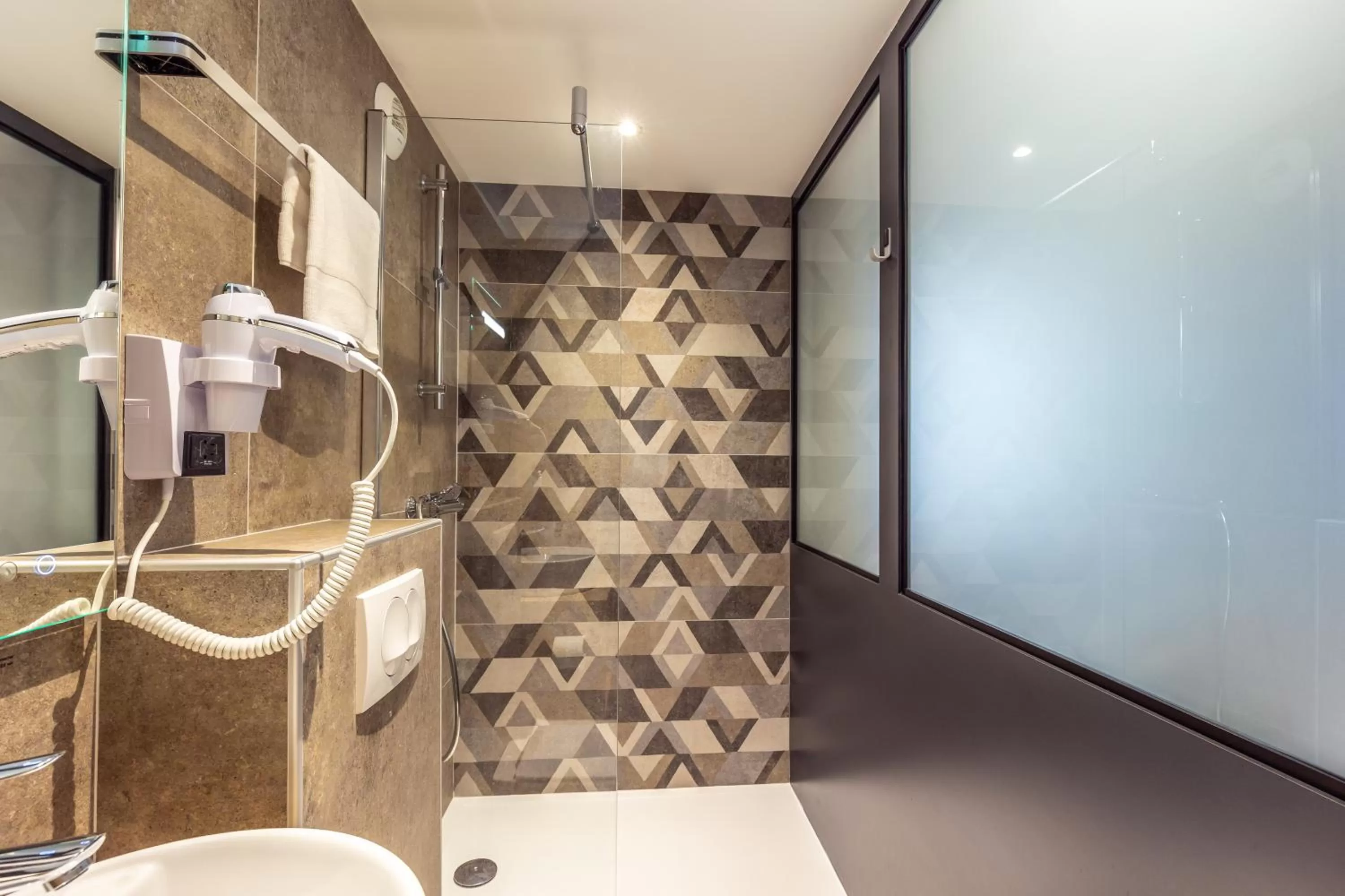 Bathroom in The Originals City, Hôtel Hélios, Roanne Nord