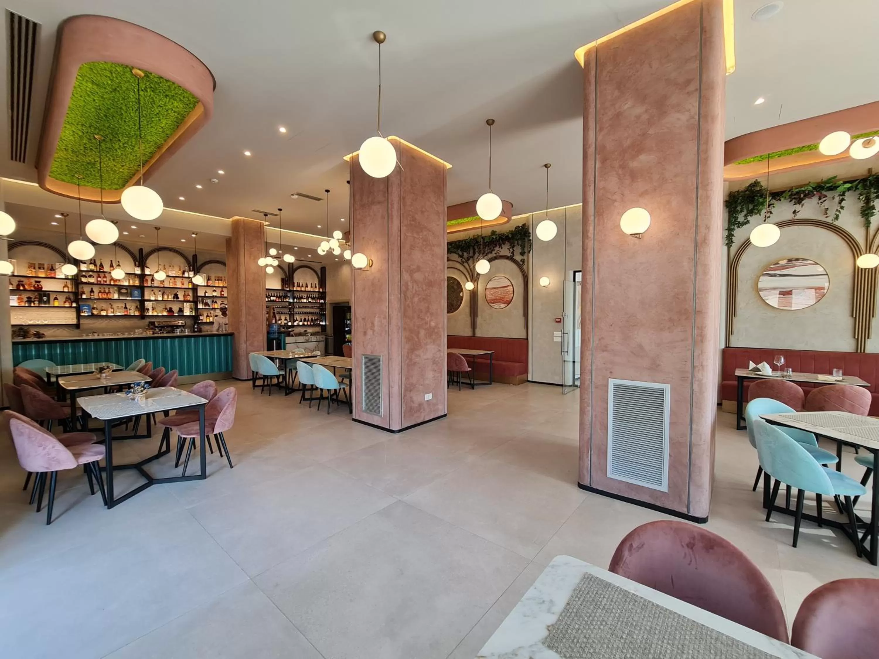 Restaurant/places to eat in Hotel Aross