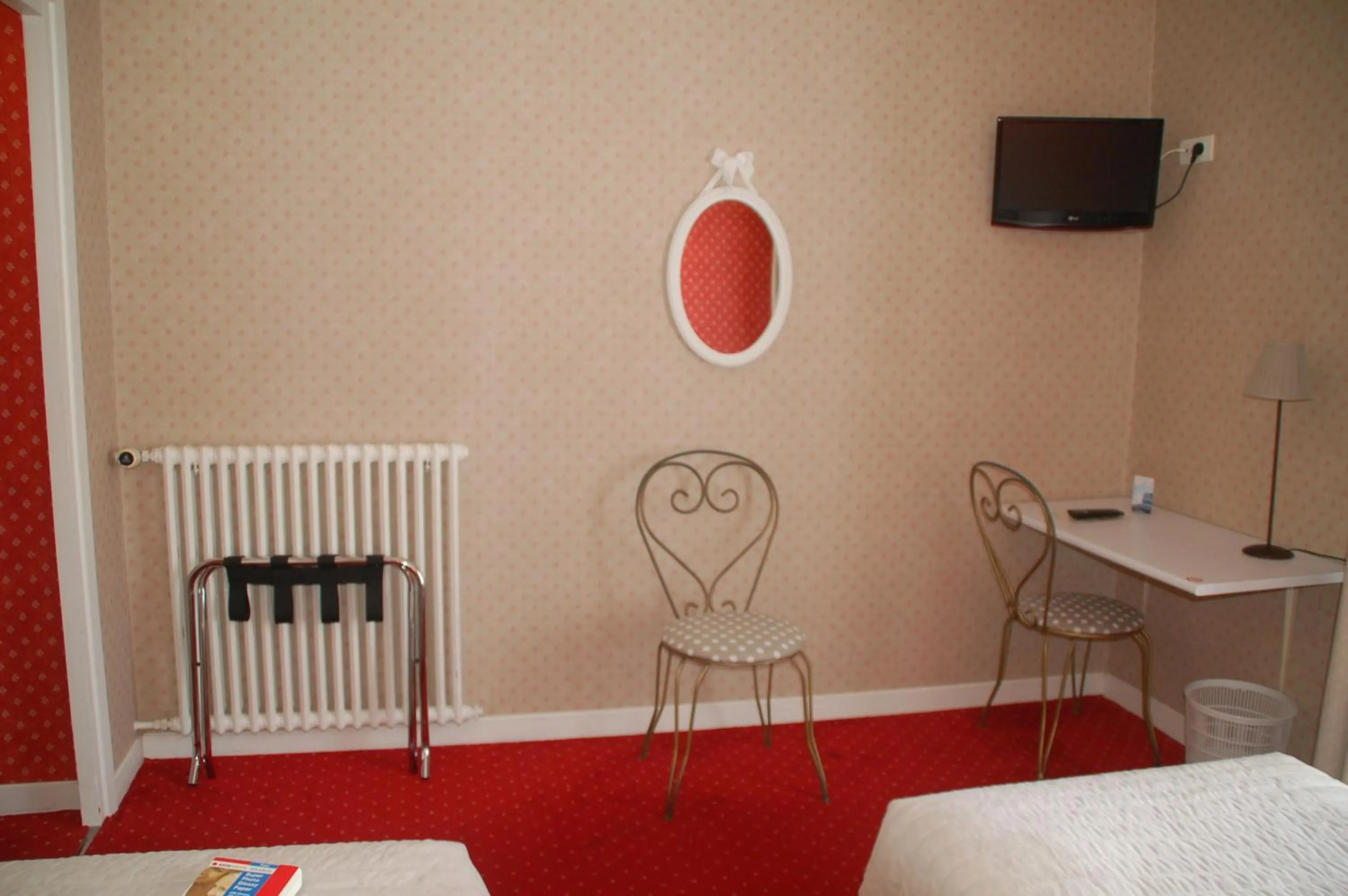 Balcony/Terrace, Bed in Hôtel de L'Avenue