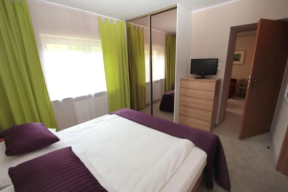 Photo of the whole room, Bed in Hotel George