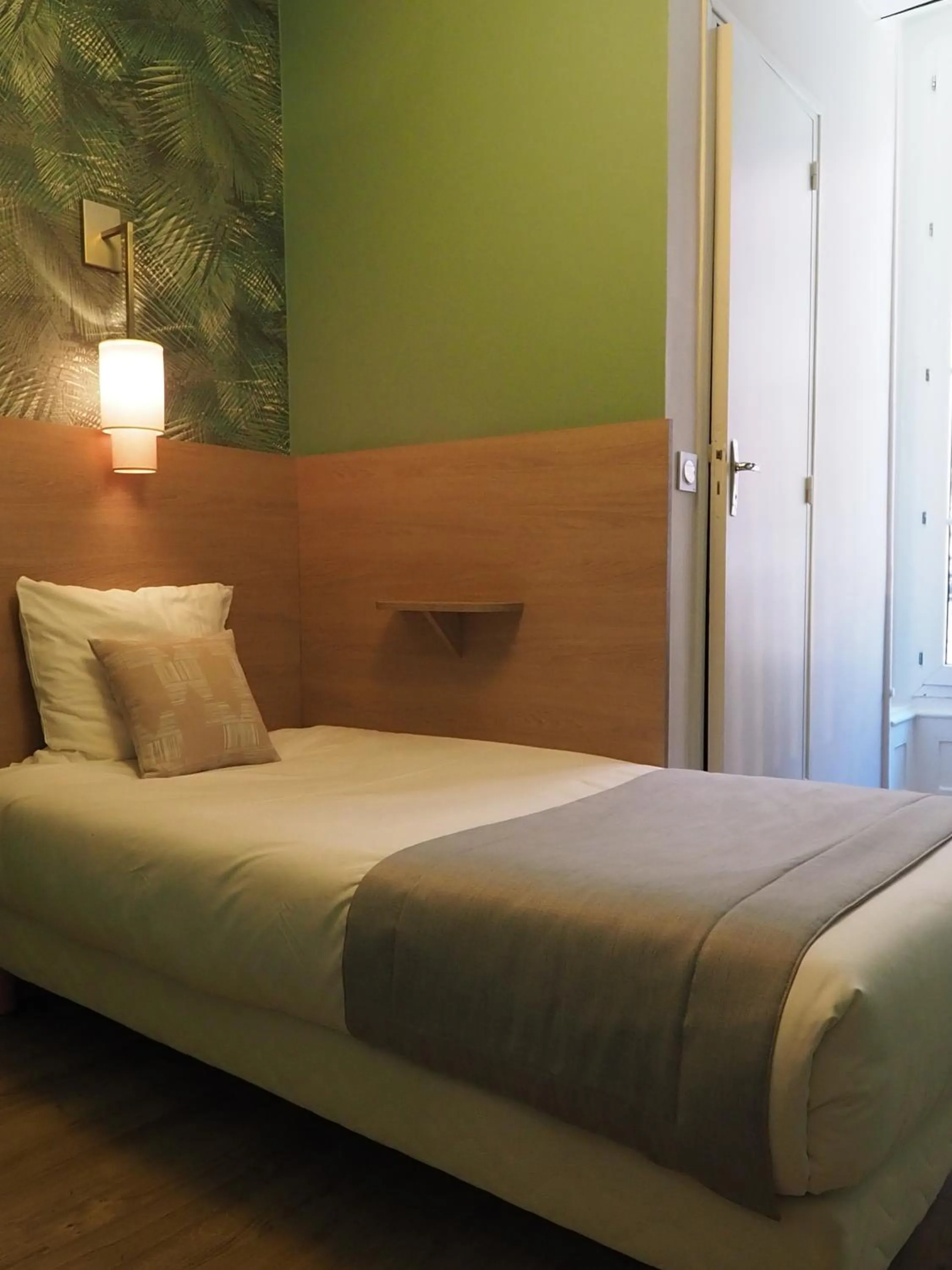 Bed in Hôtel du Dauphin