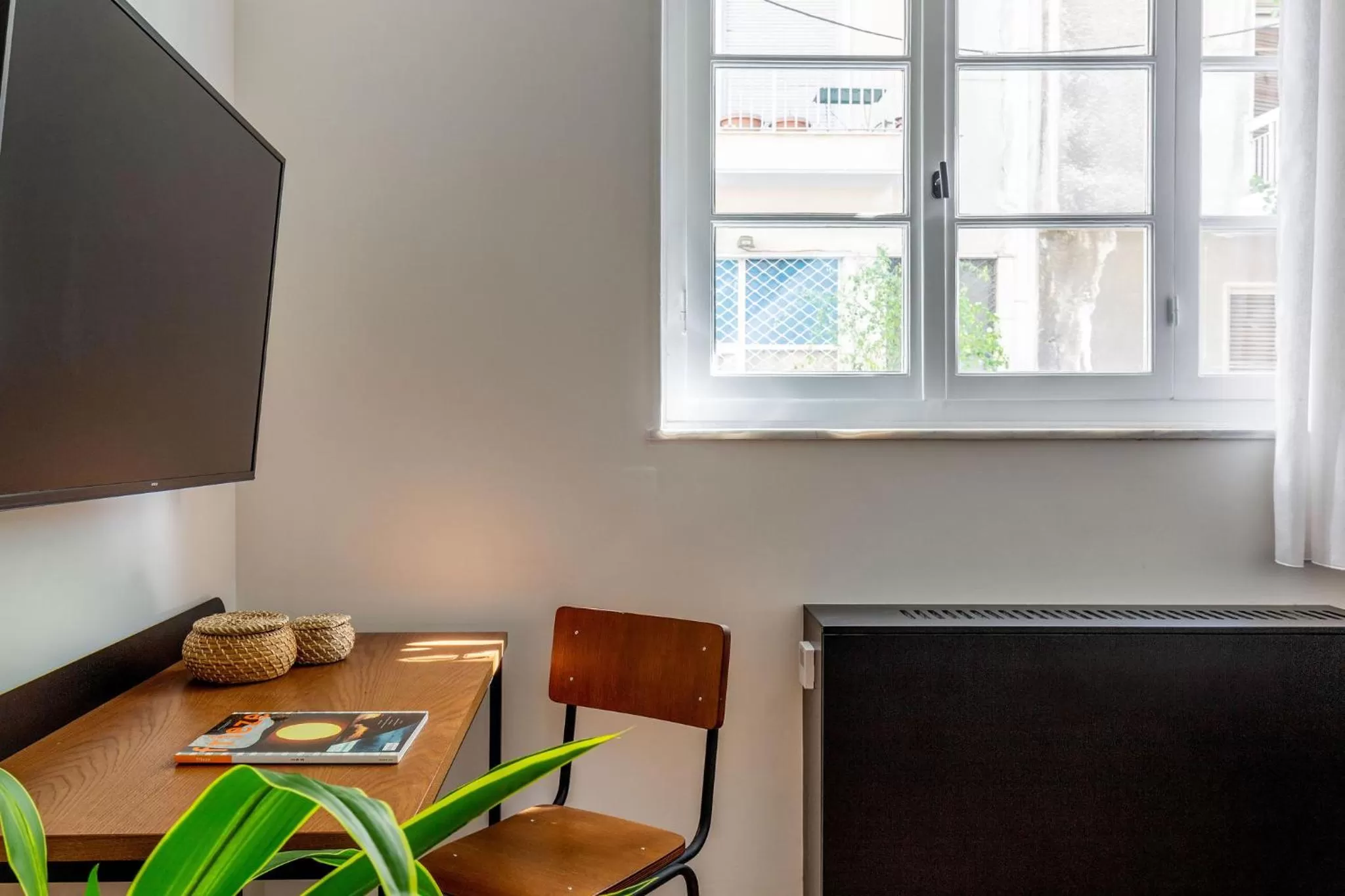 TV and multimedia, TV/Entertainment Center in ZOIA The Met by UPSTREET